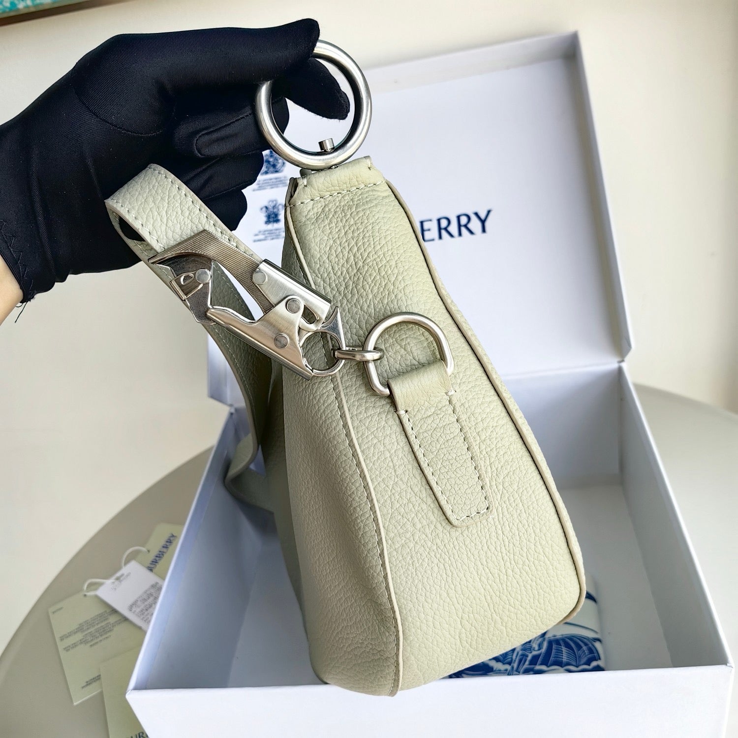 Weiße und rote Tasche