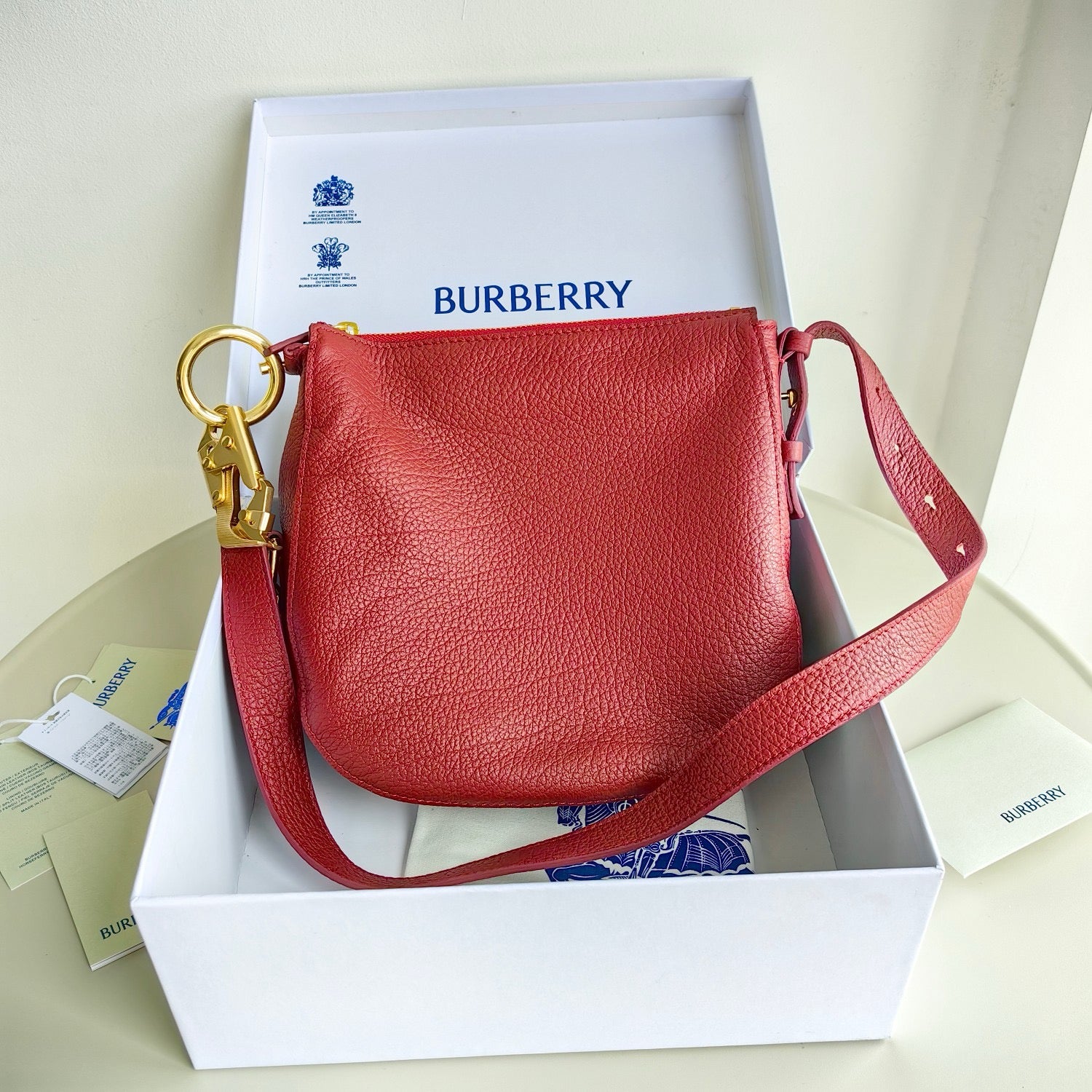 Weiße und rote Tasche