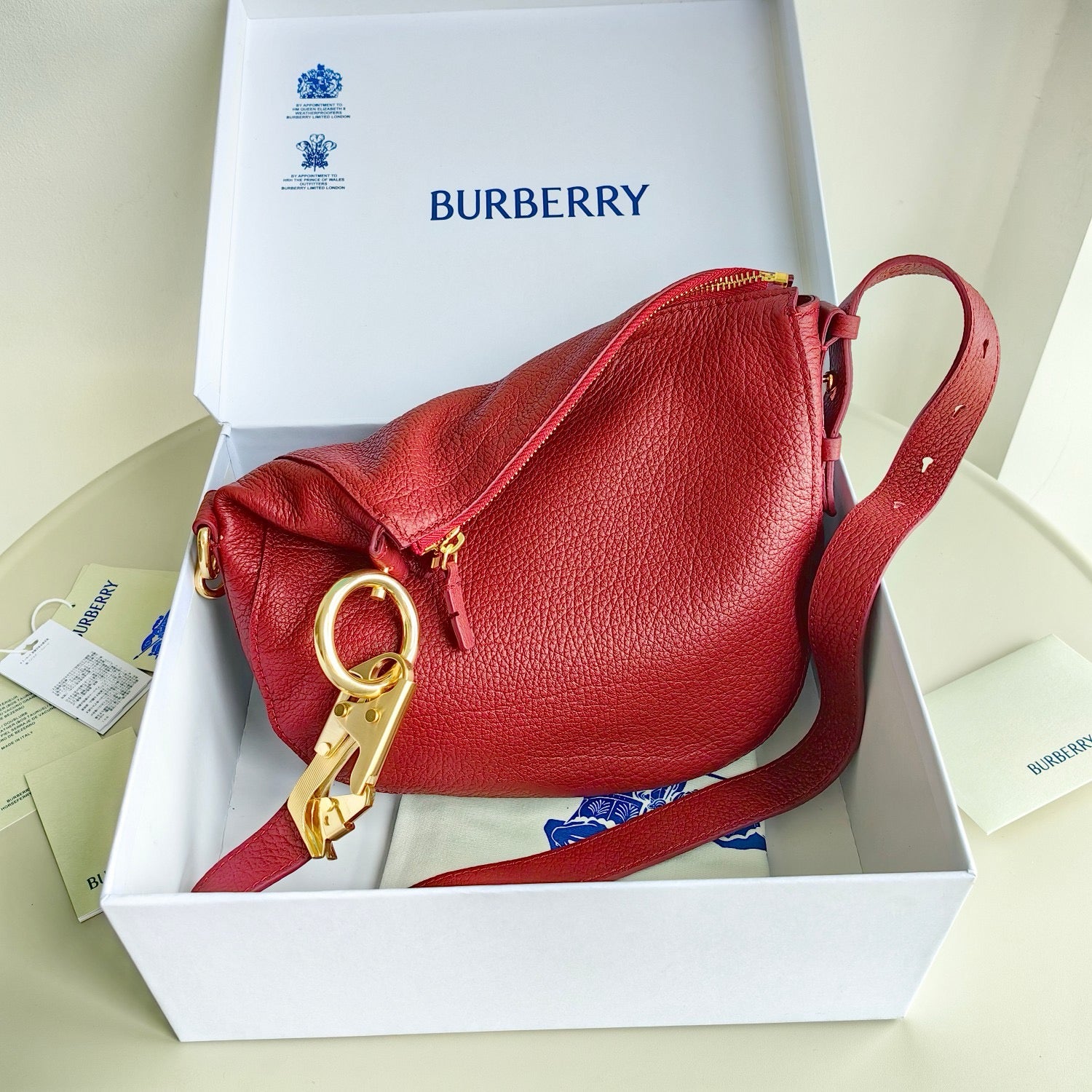 Weiße und rote Tasche