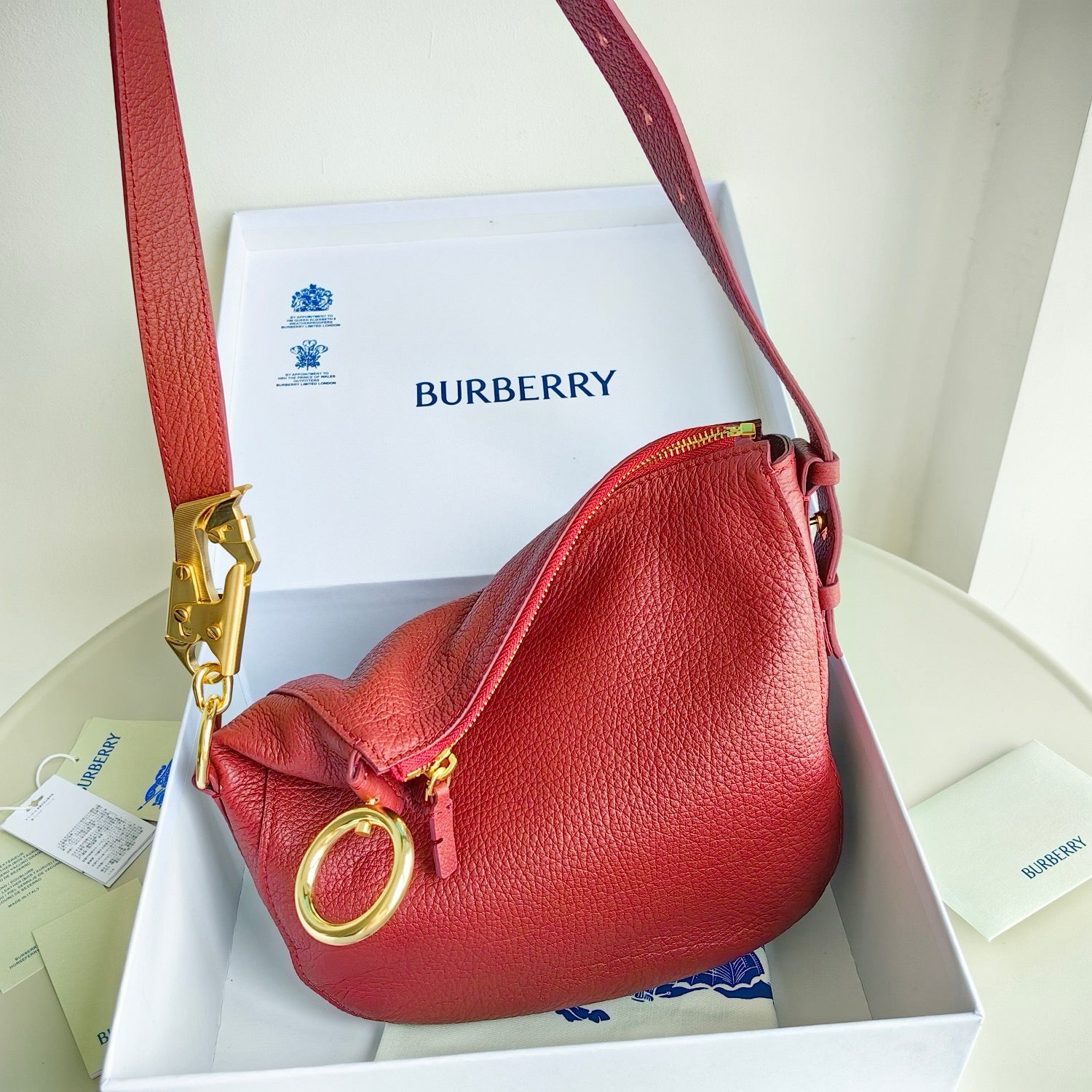 Weiße und rote Tasche