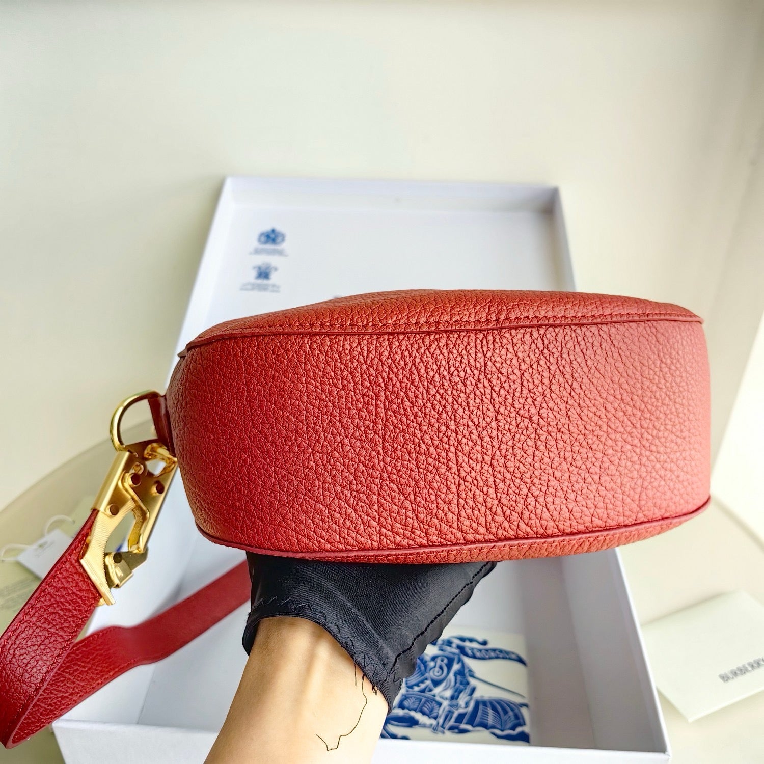 Weiße und rote Tasche