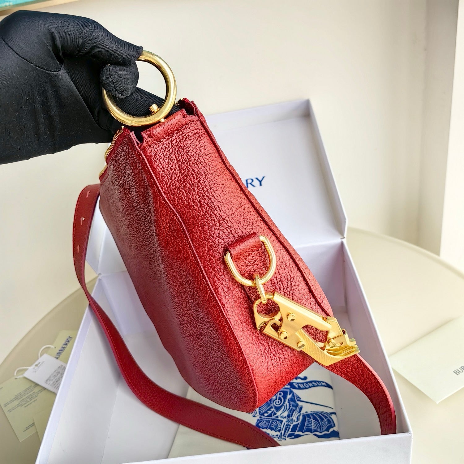 Weiße und rote Tasche