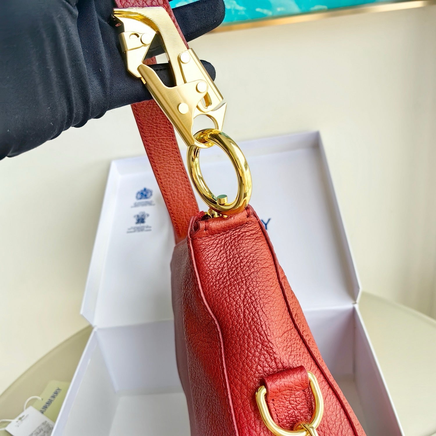 Weiße und rote Tasche