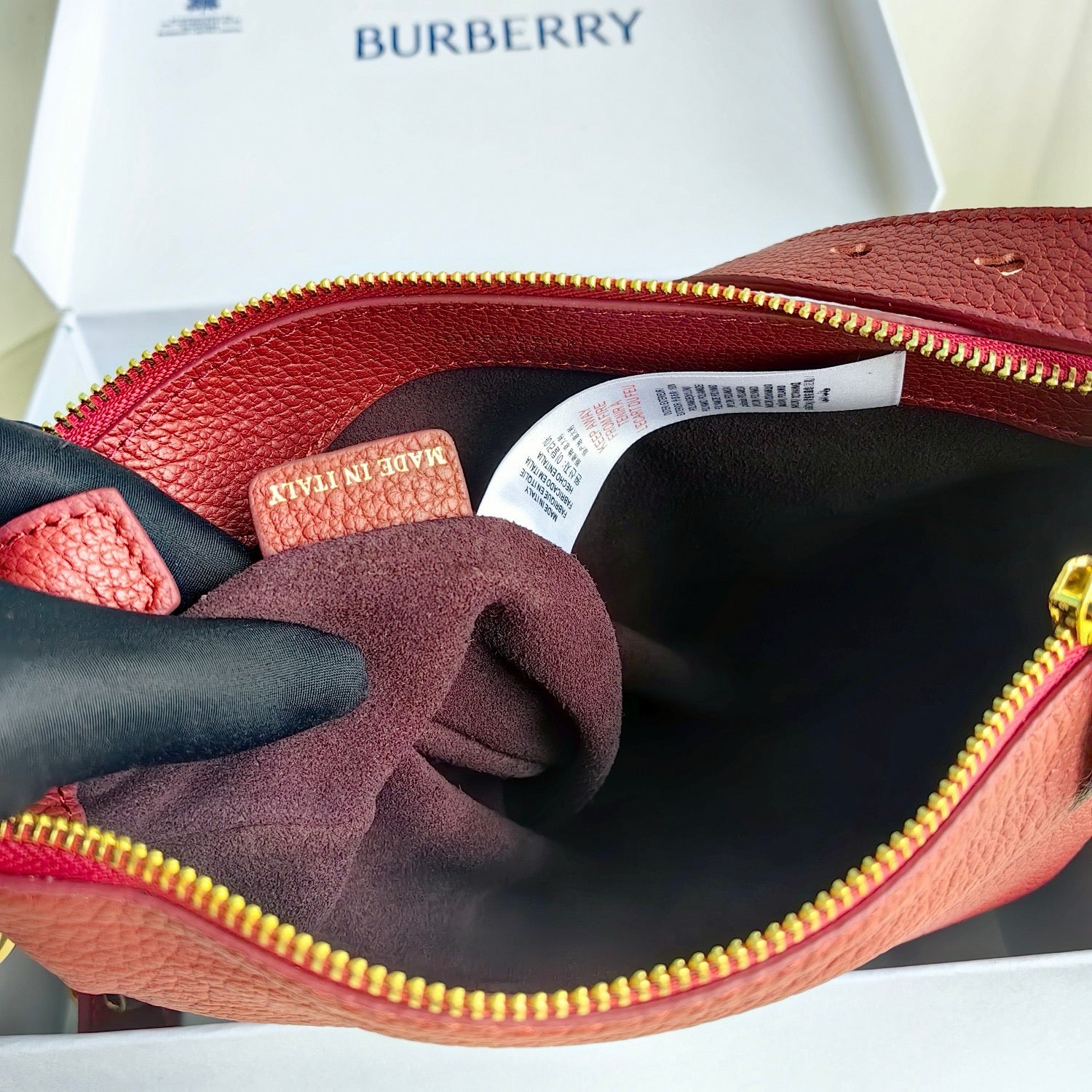 Weiße und rote Tasche