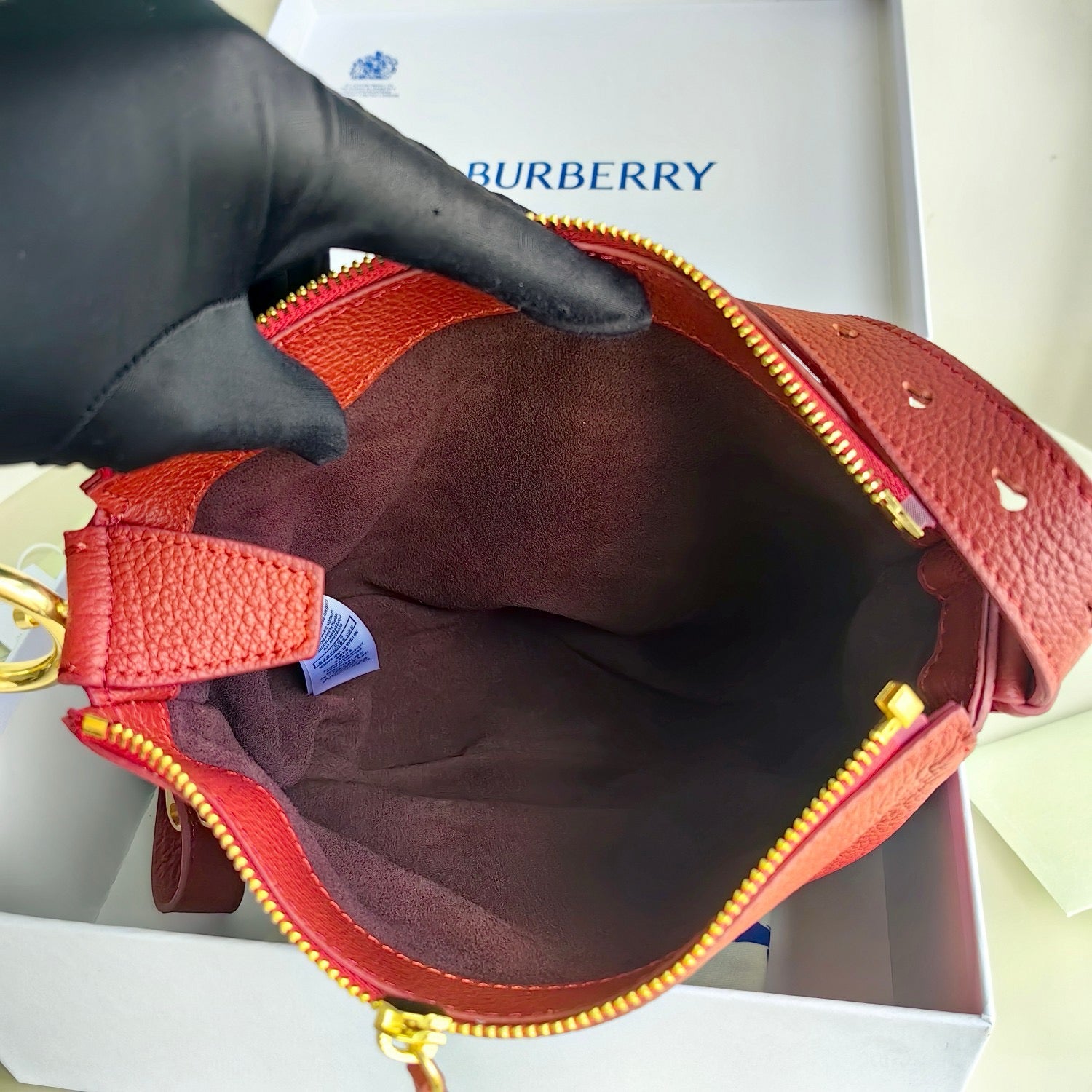 Weiße und rote Tasche