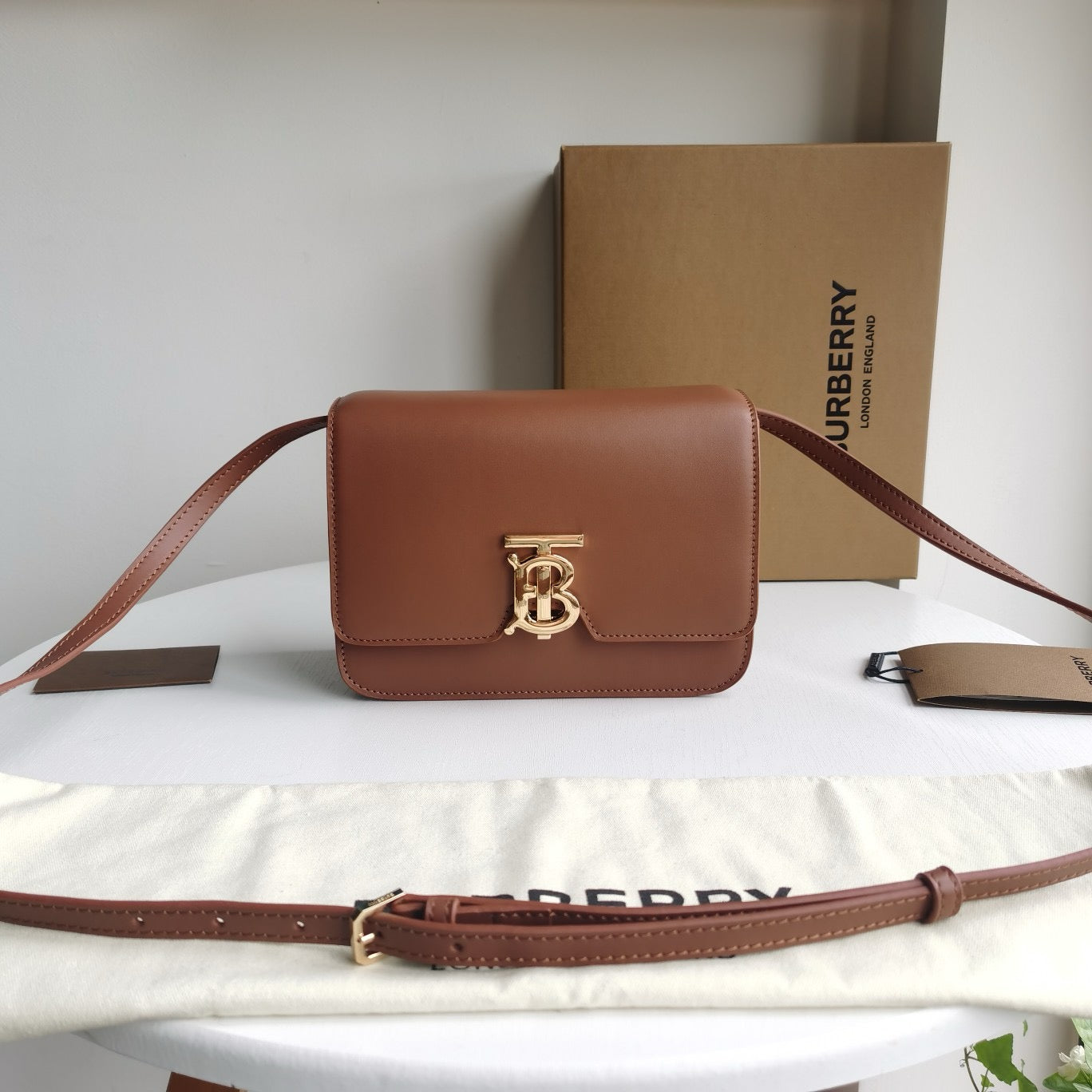 Braune, rote und schwarze Tasche