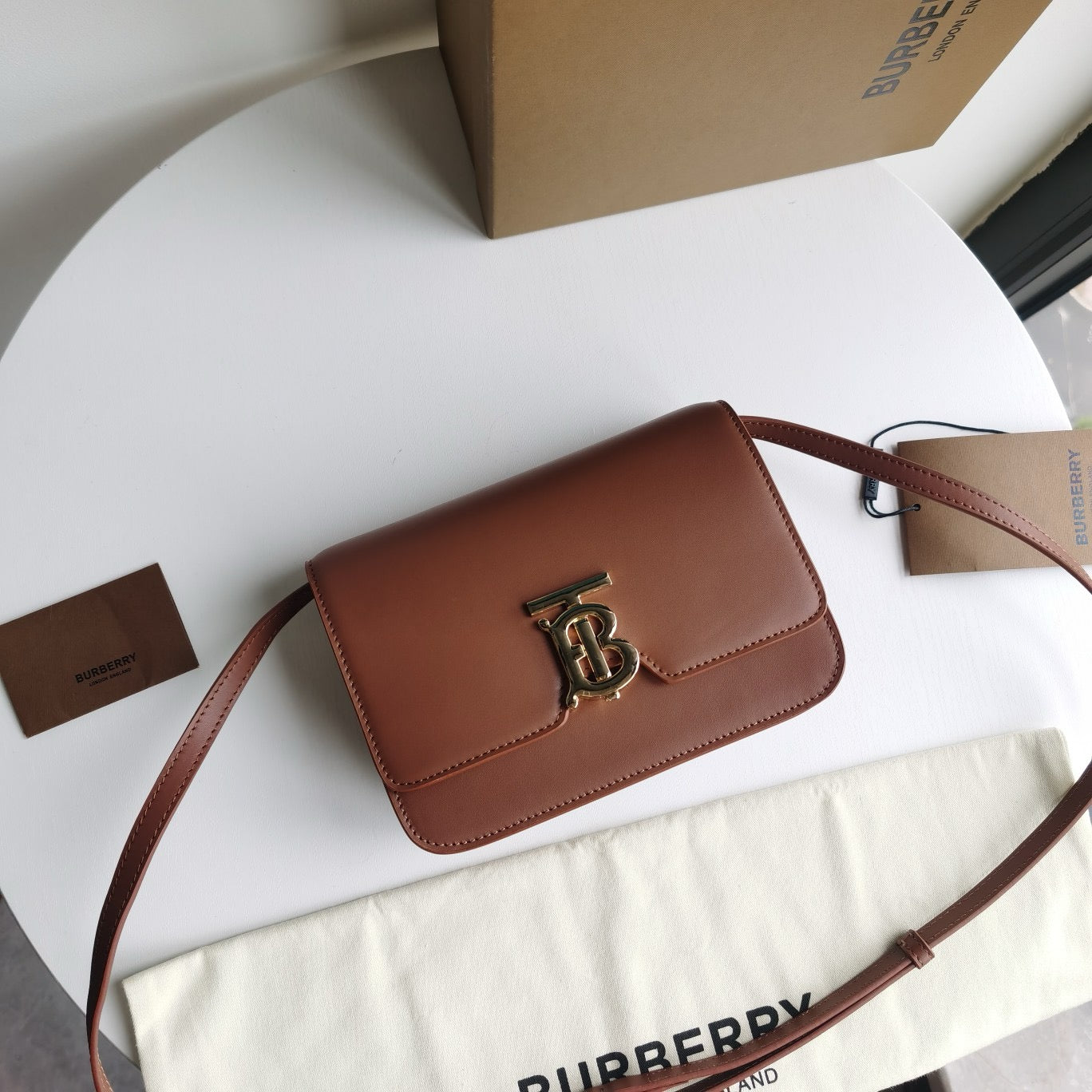 Braune, rote und schwarze Tasche