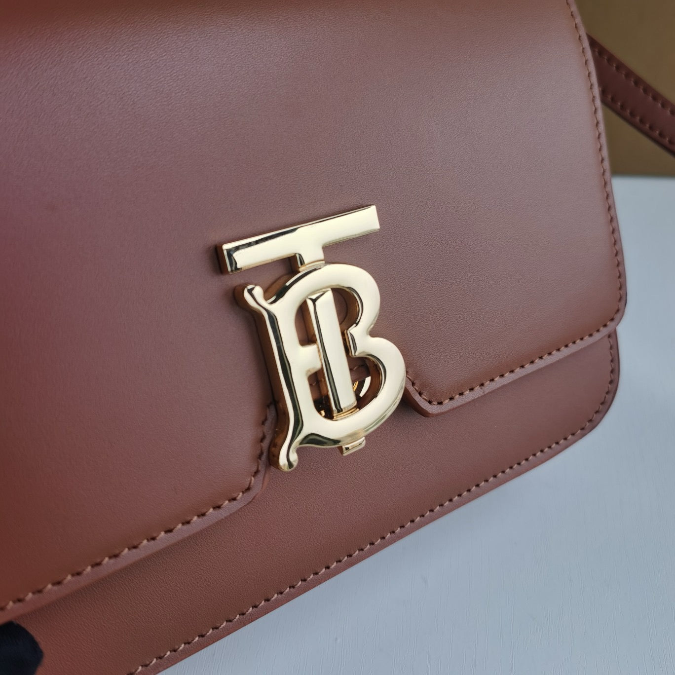 Braune, rote und schwarze Tasche