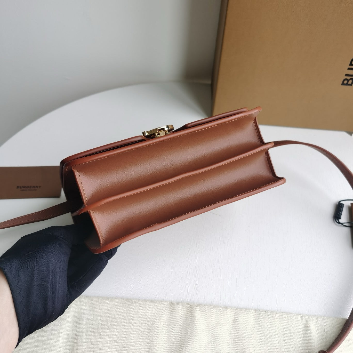 Braune, rote und schwarze Tasche