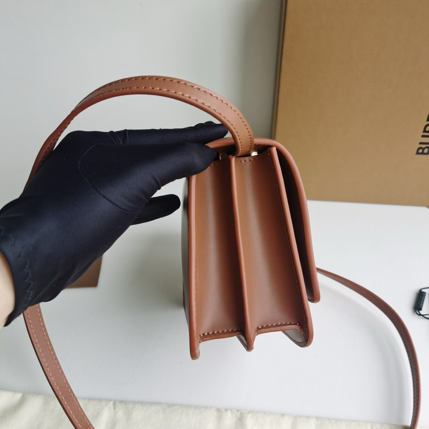 Braune, rote und schwarze Tasche