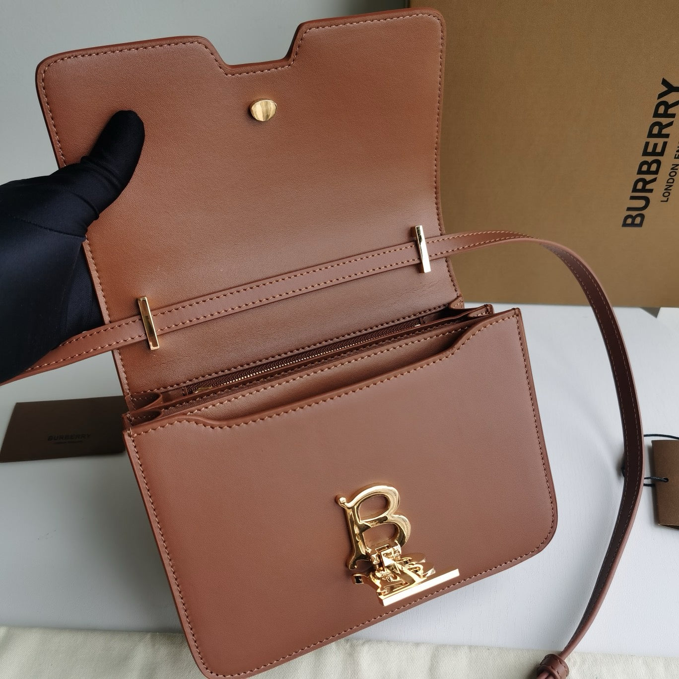 Braune, rote und schwarze Tasche