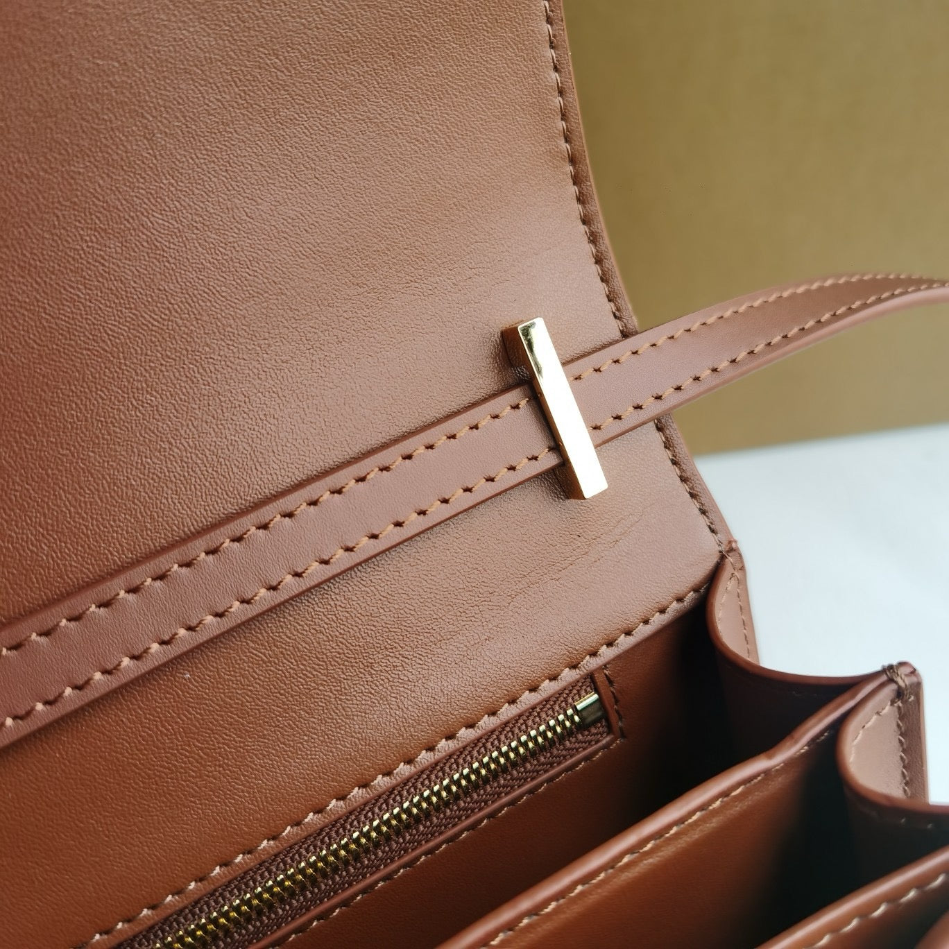 Braune, rote und schwarze Tasche