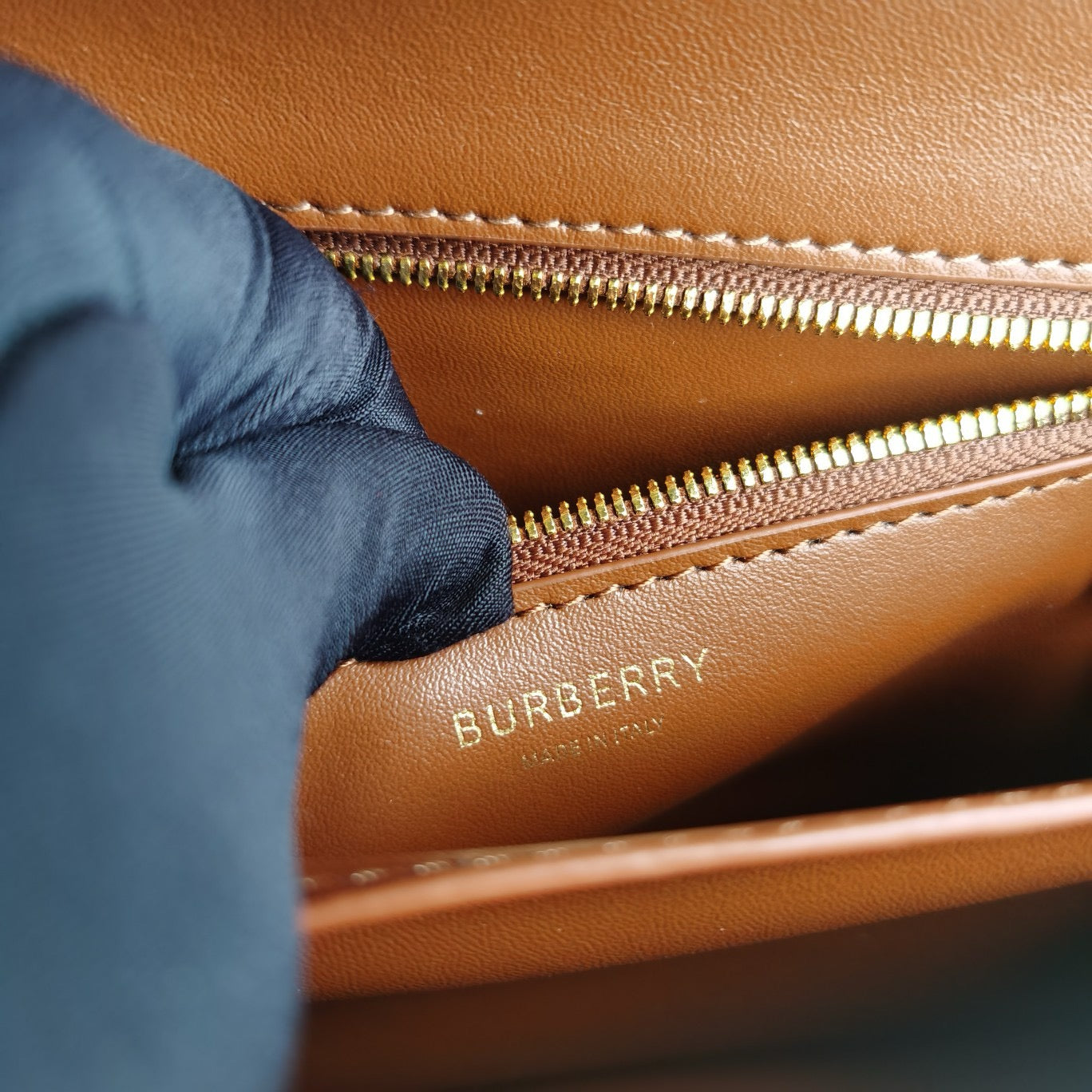 Braune, rote und schwarze Tasche