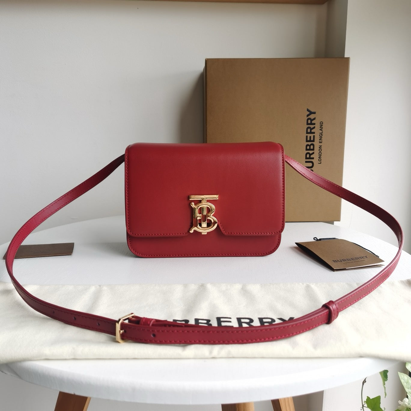 Braune, rote und schwarze Tasche