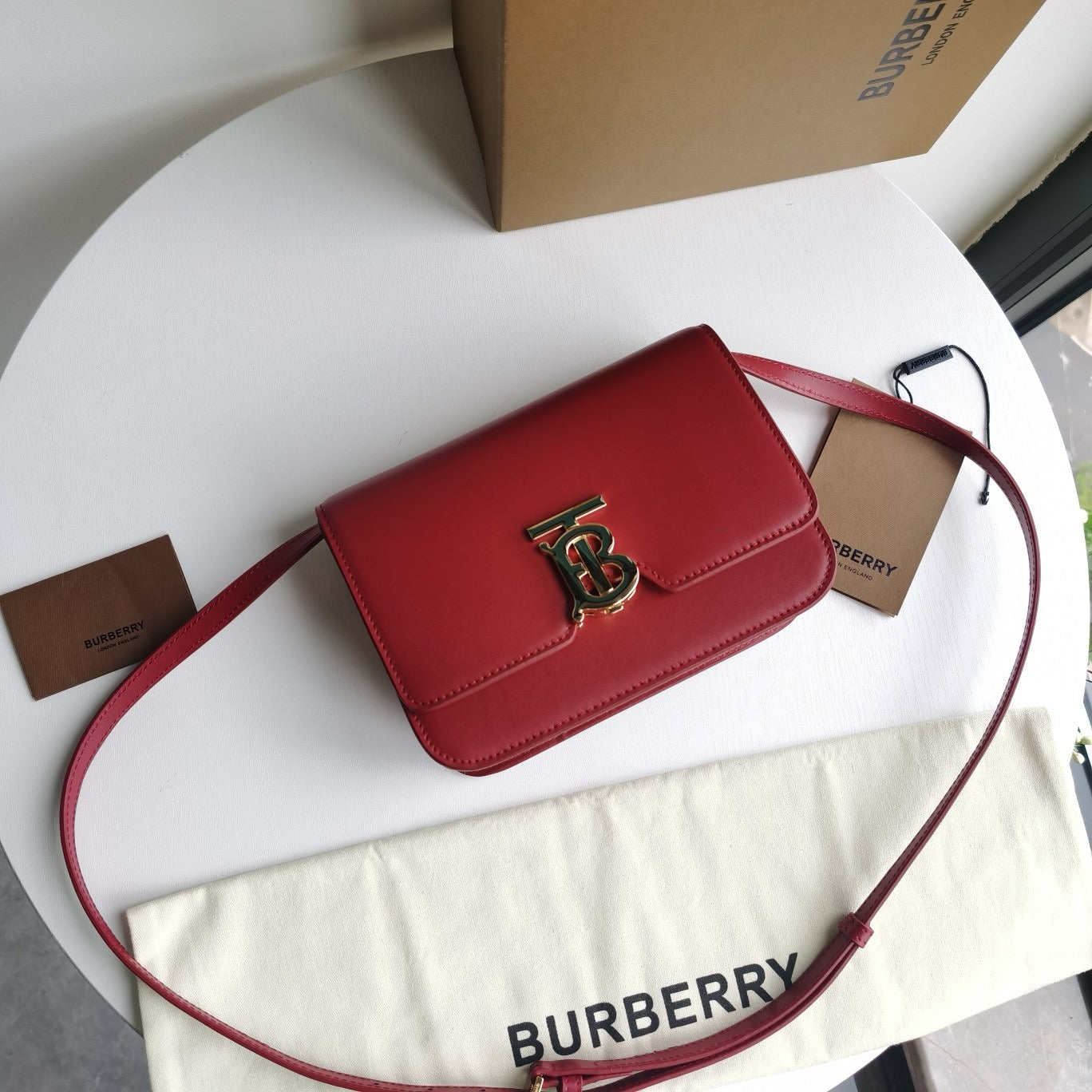 Braune, rote und schwarze Tasche