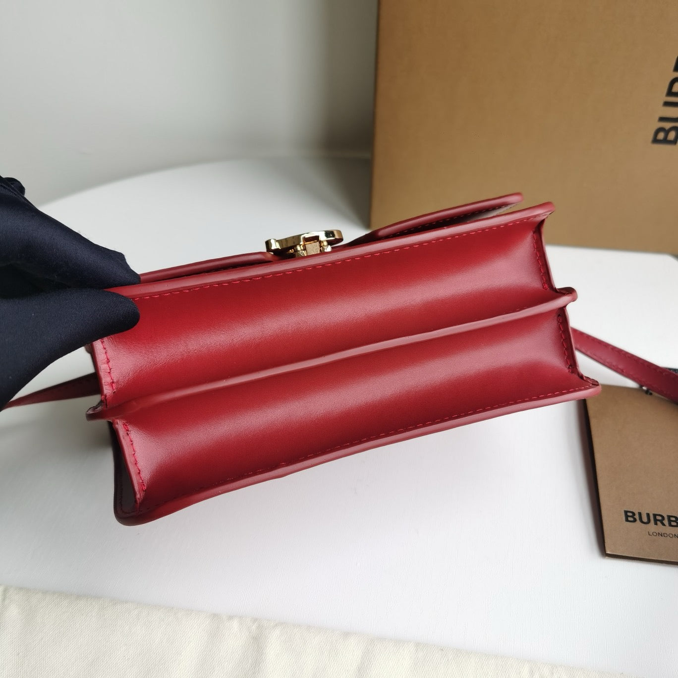 Braune, rote und schwarze Tasche