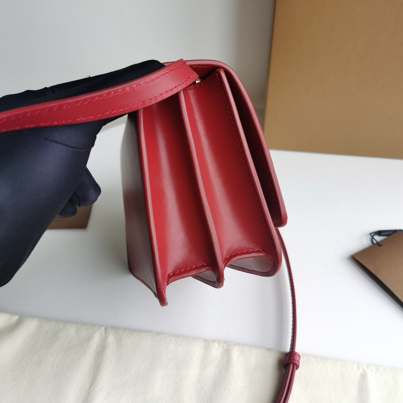 Braune, rote und schwarze Tasche