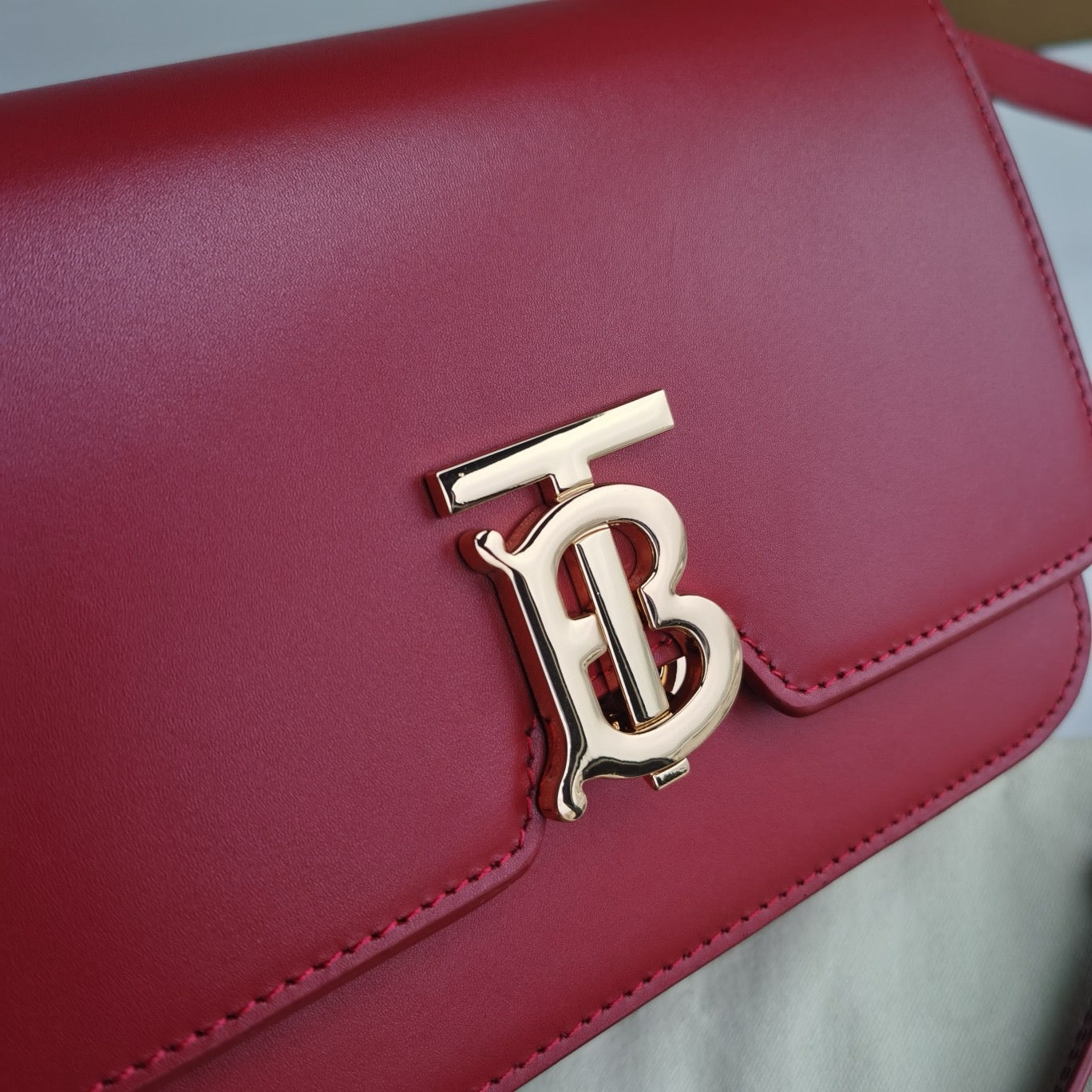 Braune, rote und schwarze Tasche