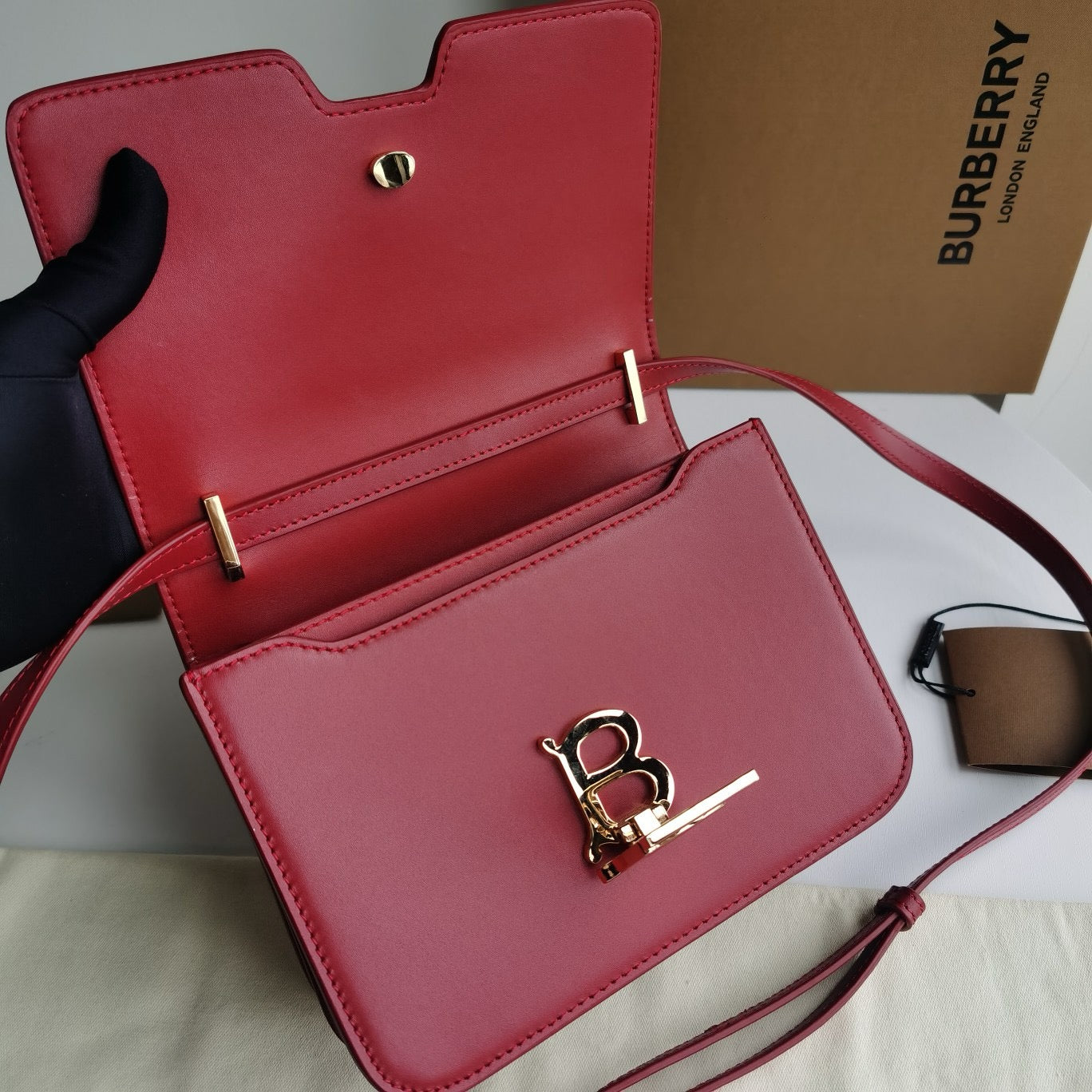 Braune, rote und schwarze Tasche