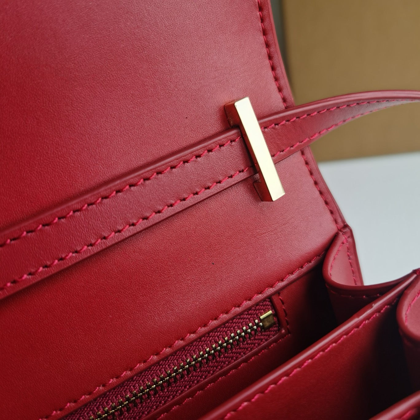Braune, rote und schwarze Tasche