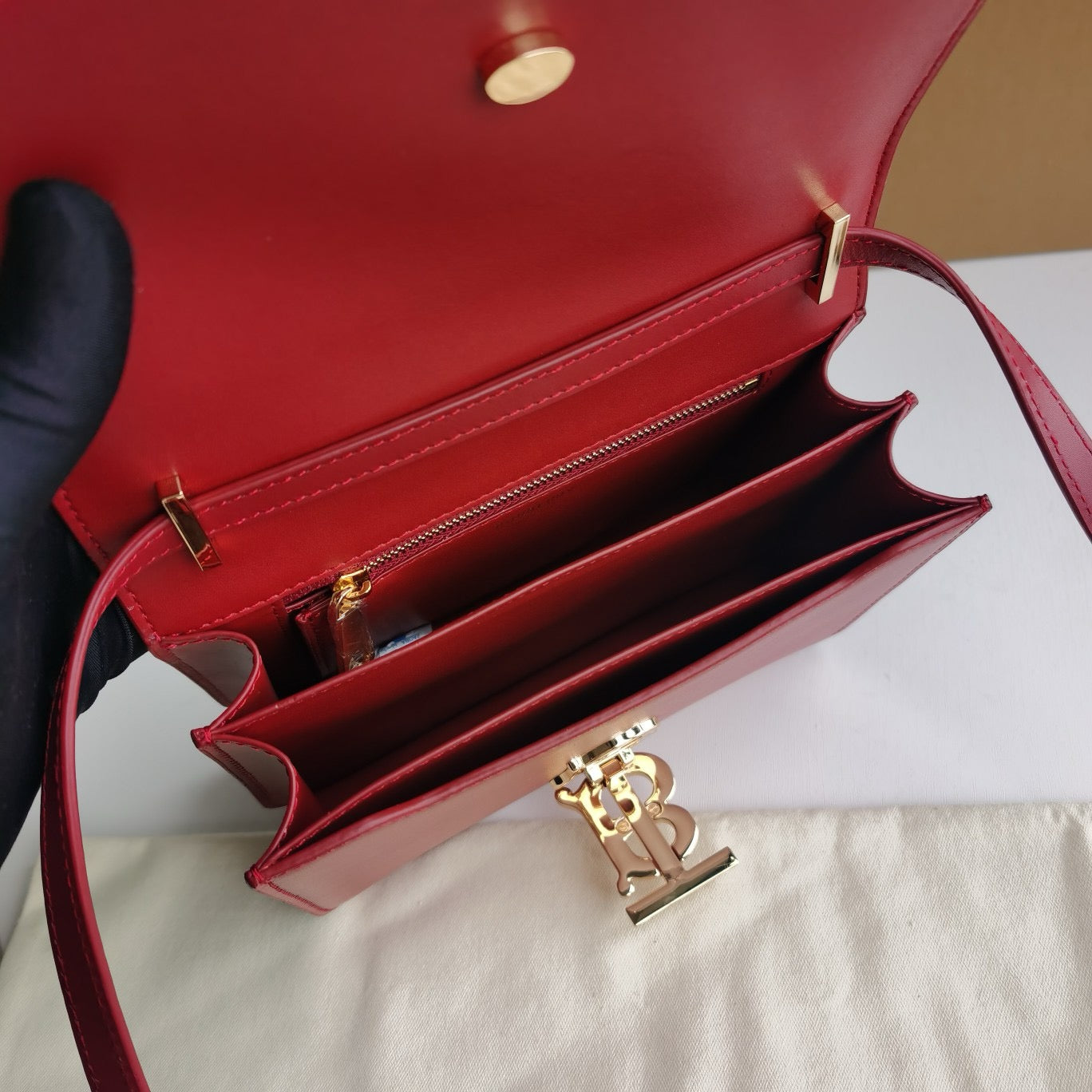 Braune, rote und schwarze Tasche