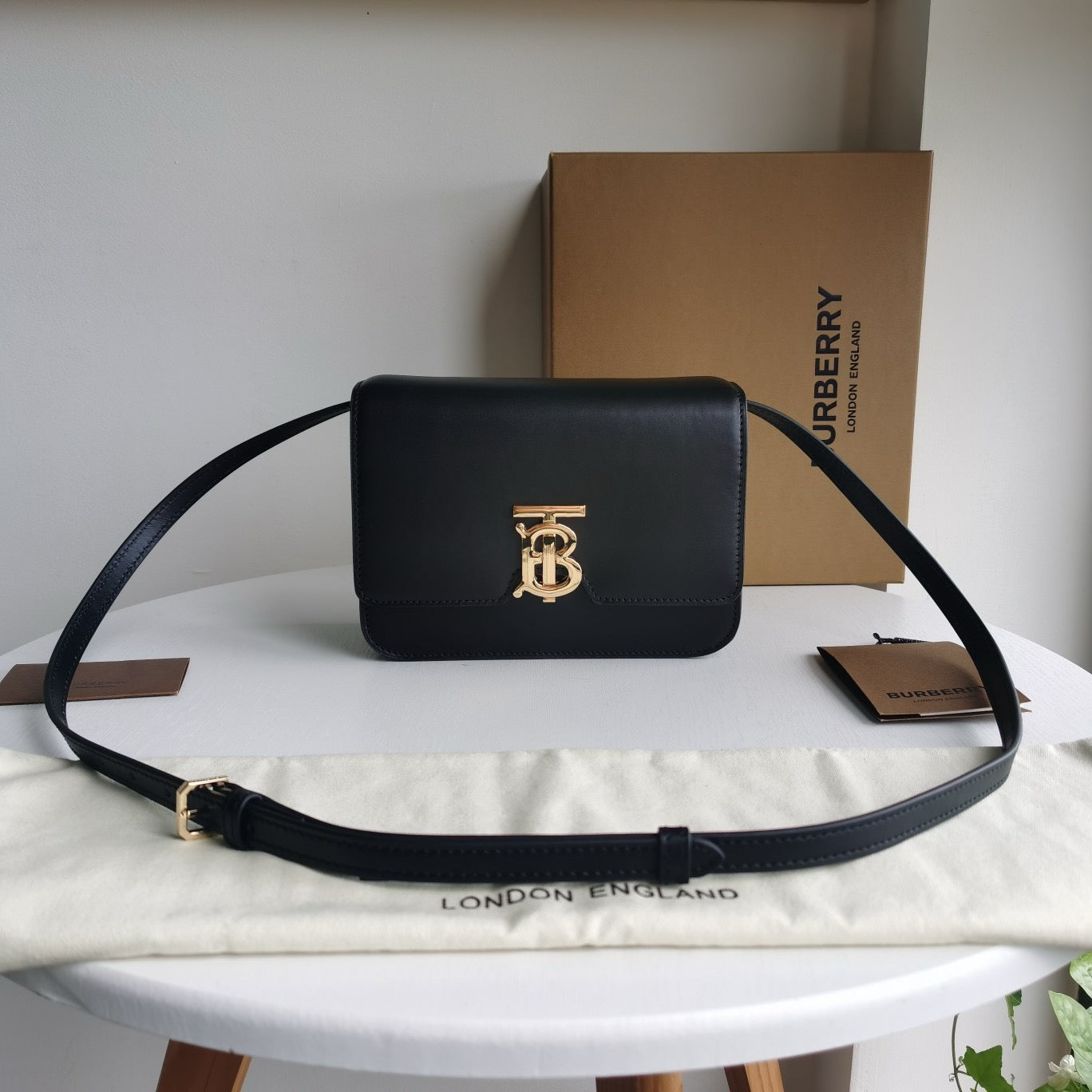 Braune, rote und schwarze Tasche