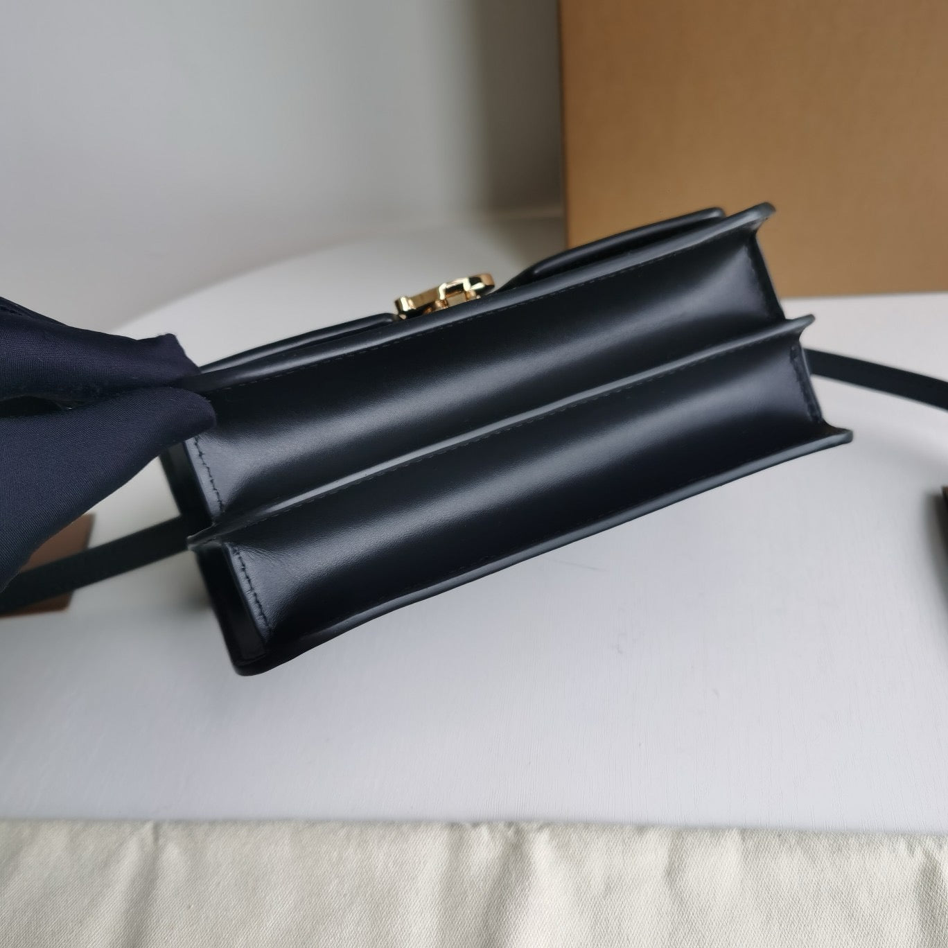 Braune, rote und schwarze Tasche
