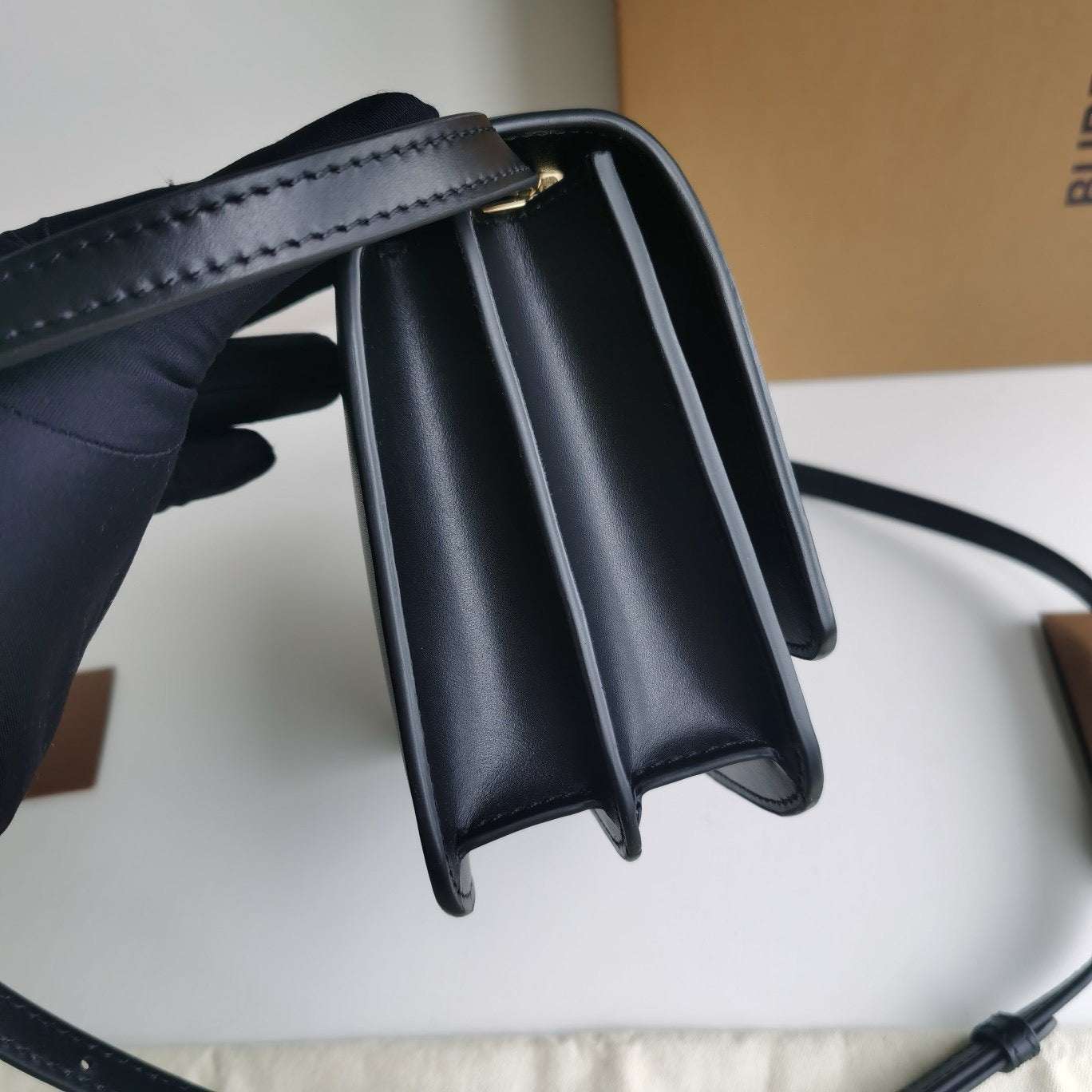 Braune, rote und schwarze Tasche