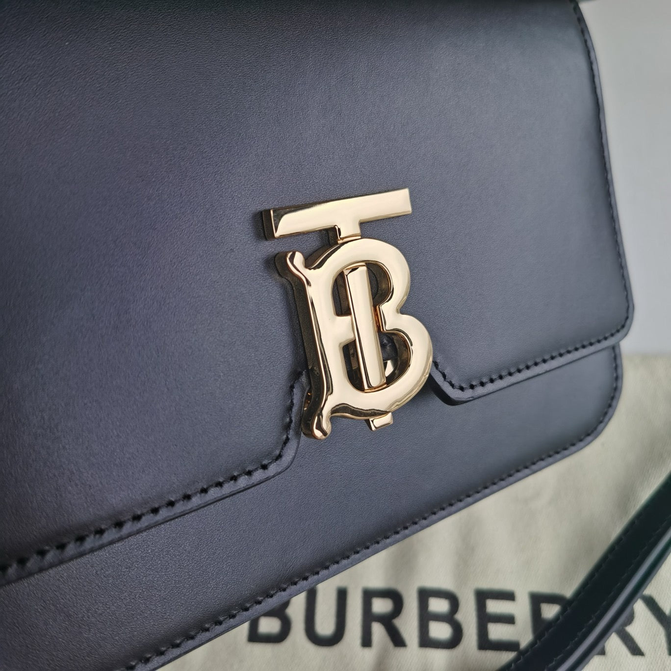 Braune, rote und schwarze Tasche