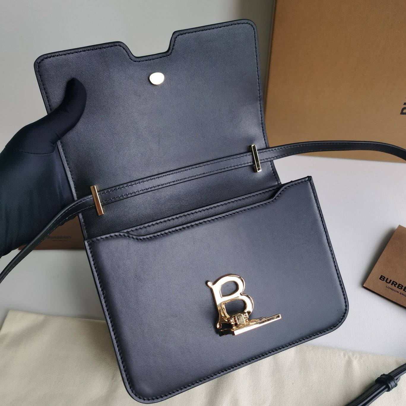 Braune, rote und schwarze Tasche
