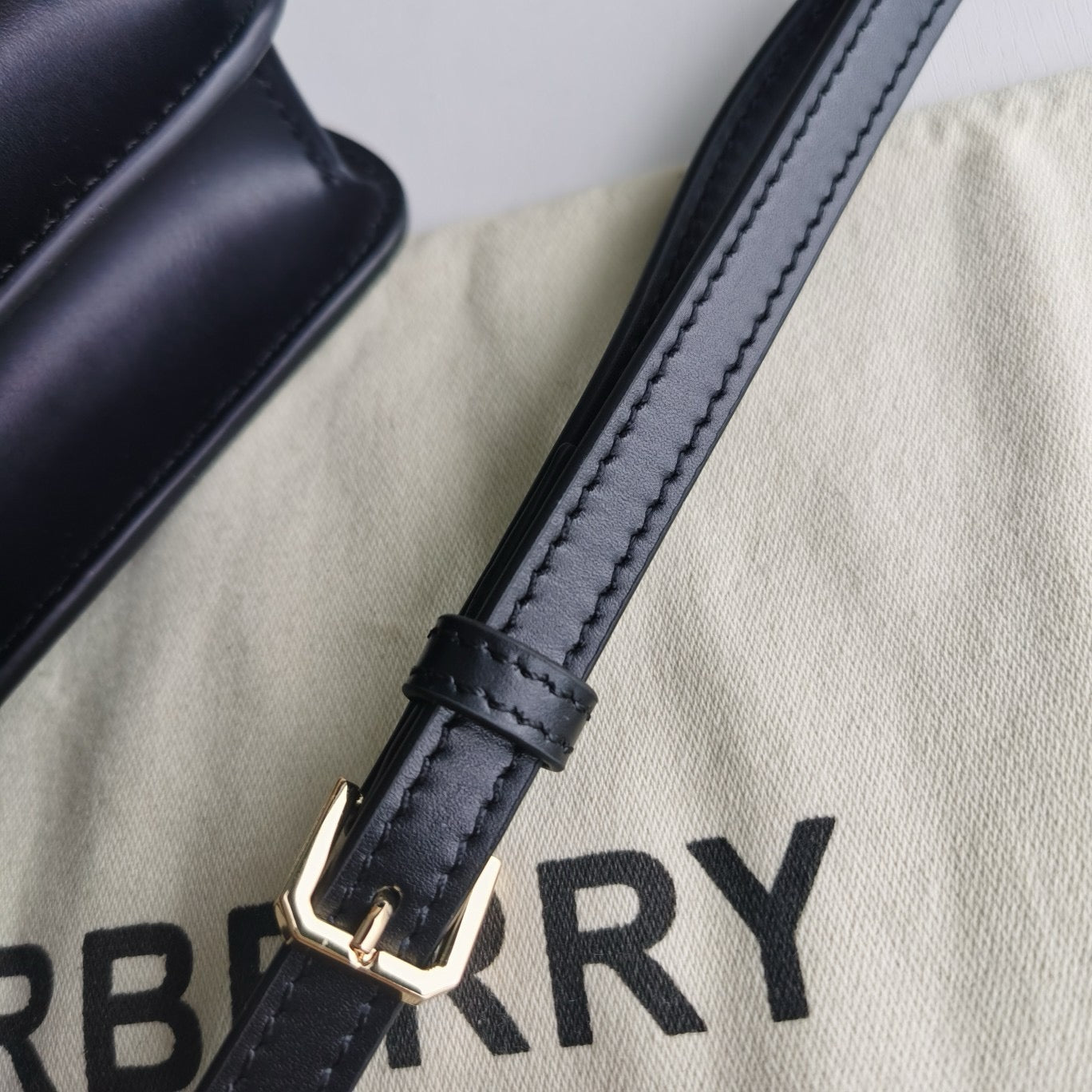 Braune, rote und schwarze Tasche