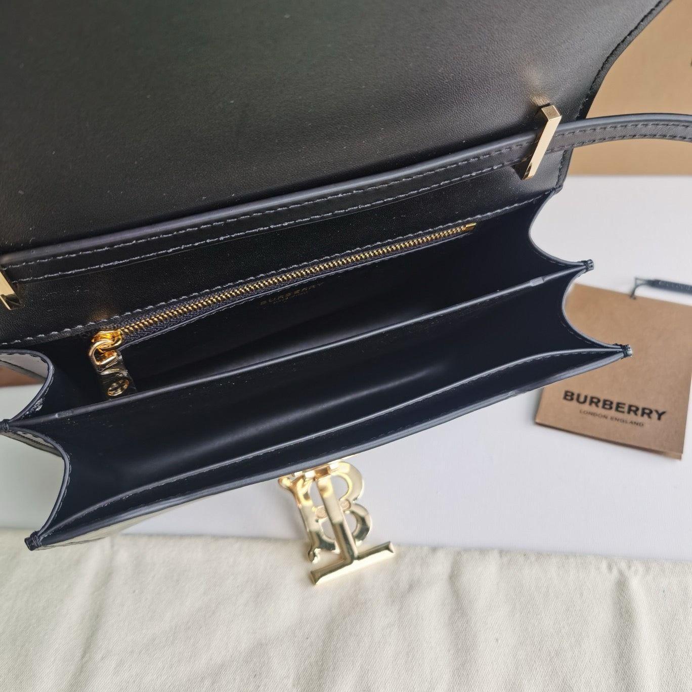 Braune, rote und schwarze Tasche