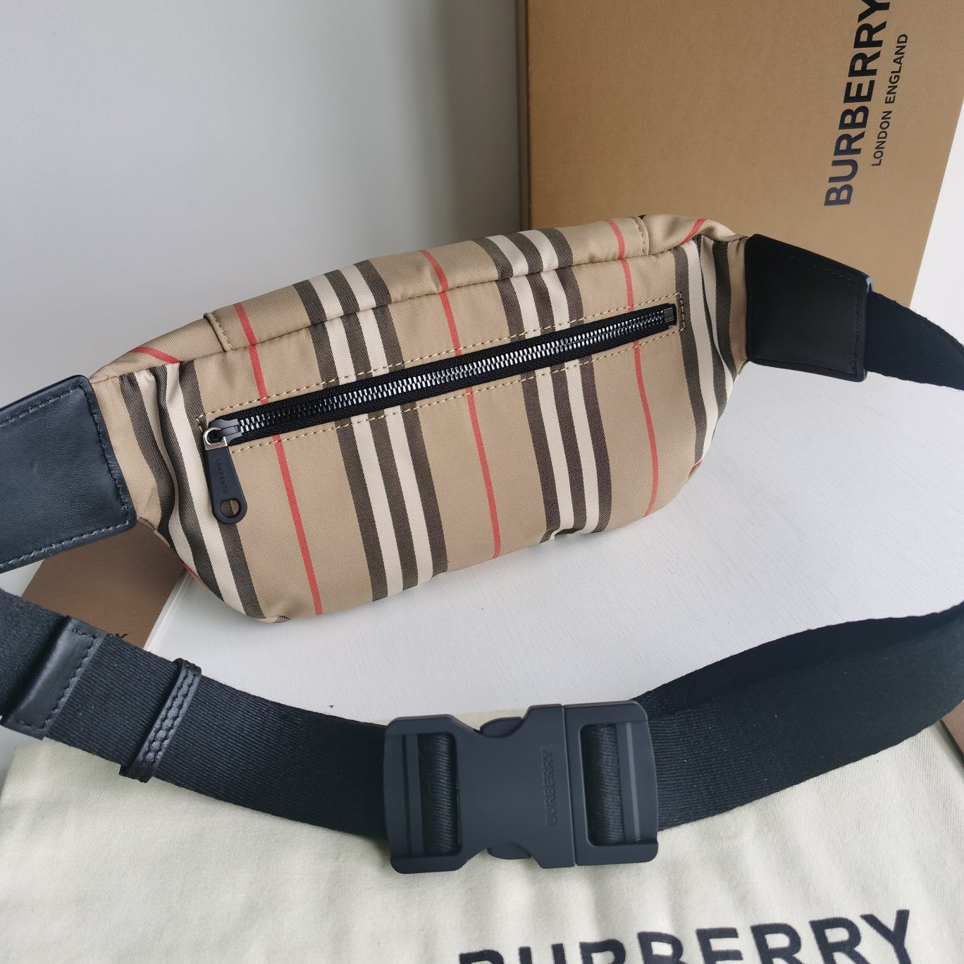 Mehrfarbige Tasche