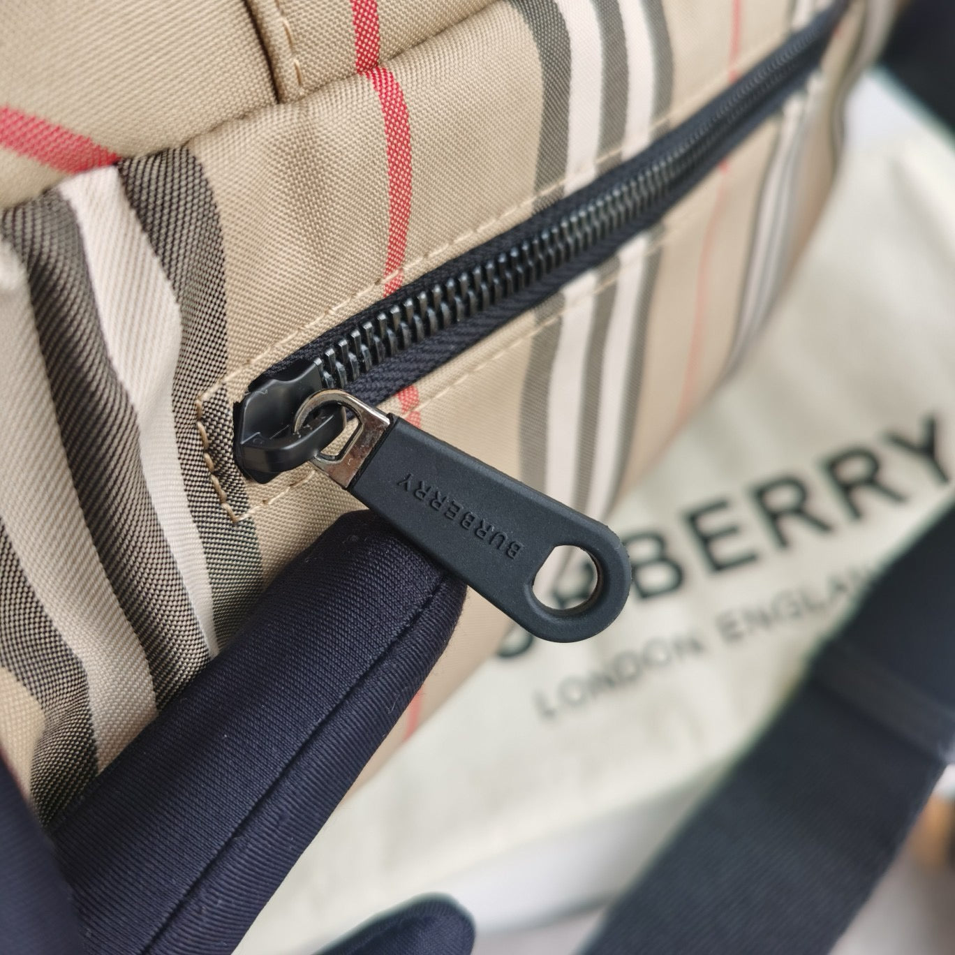 Mehrfarbige Tasche