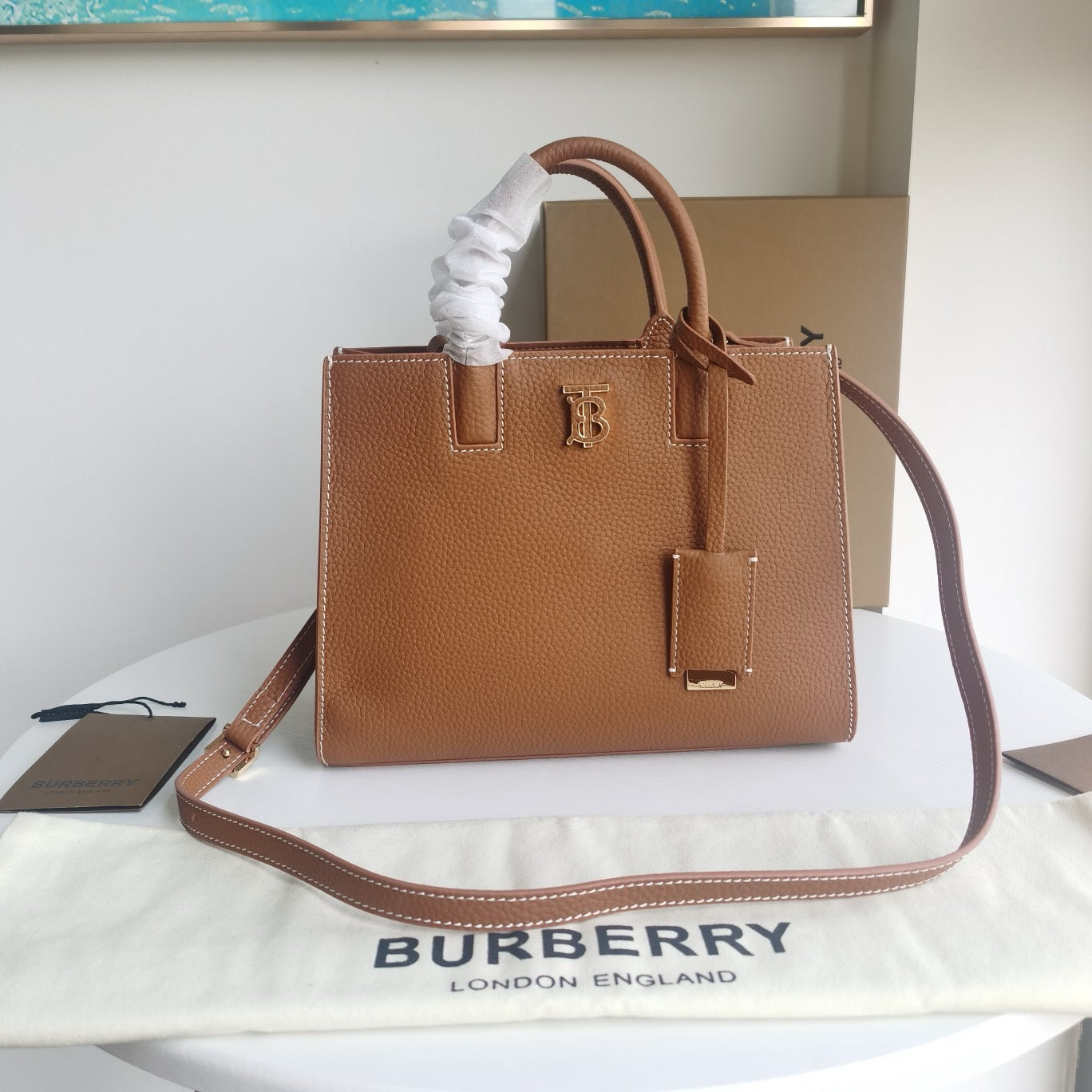 Braune und schwarze Tasche