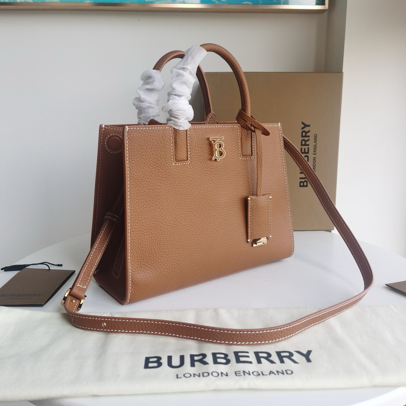 Braune und schwarze Tasche