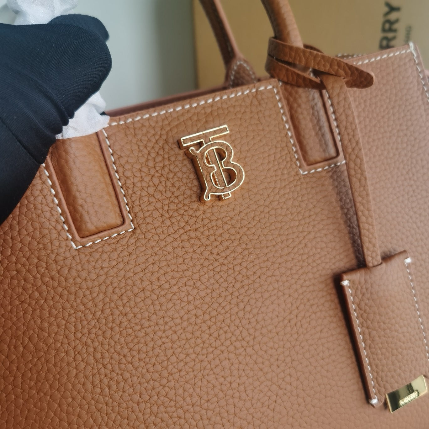 Braune und schwarze Tasche