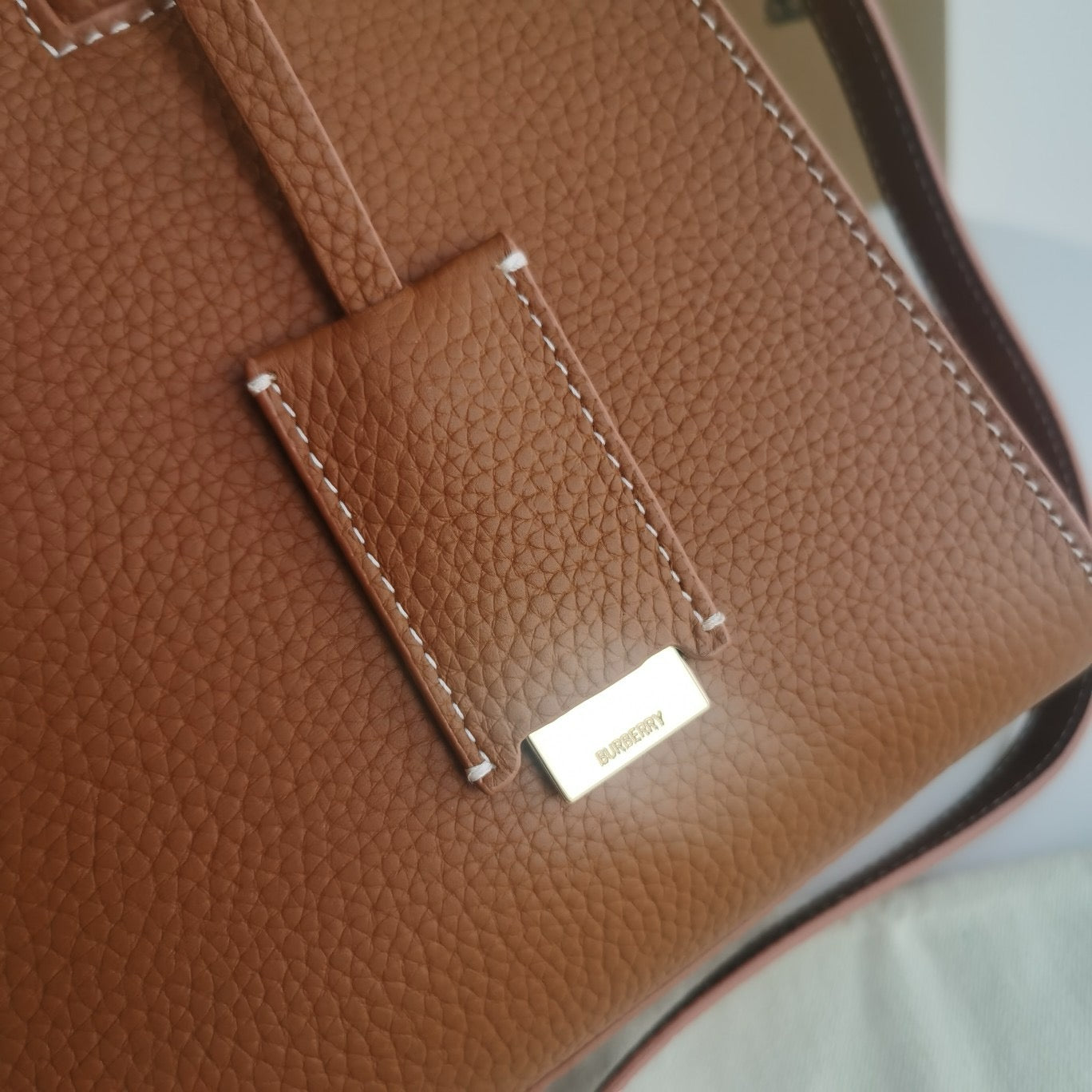 Braune und schwarze Tasche