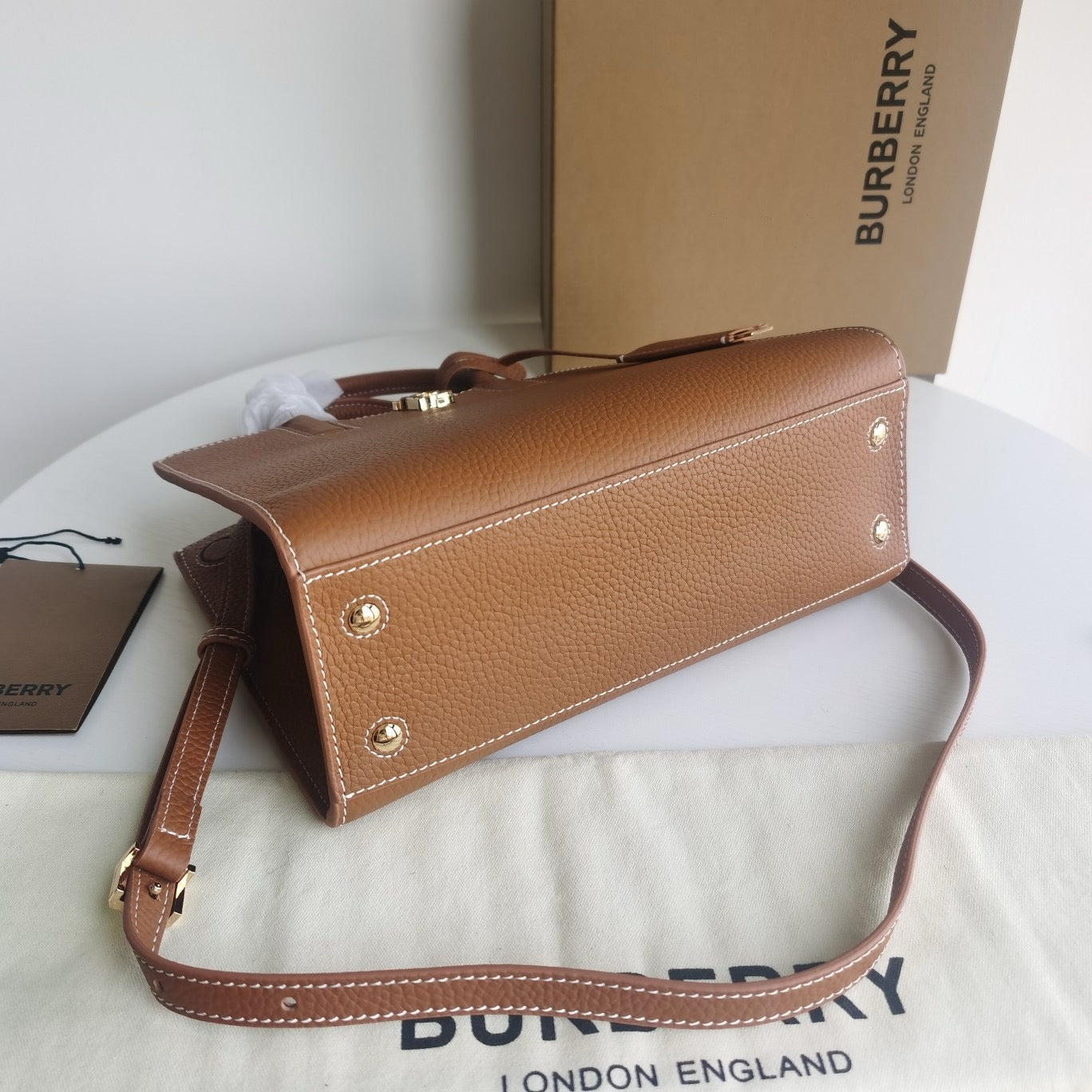 Braune und schwarze Tasche