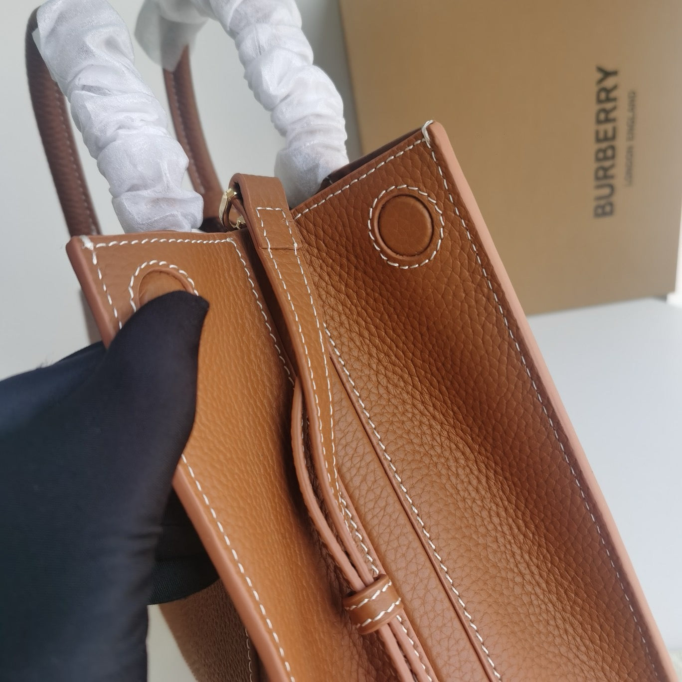 Braune und schwarze Tasche