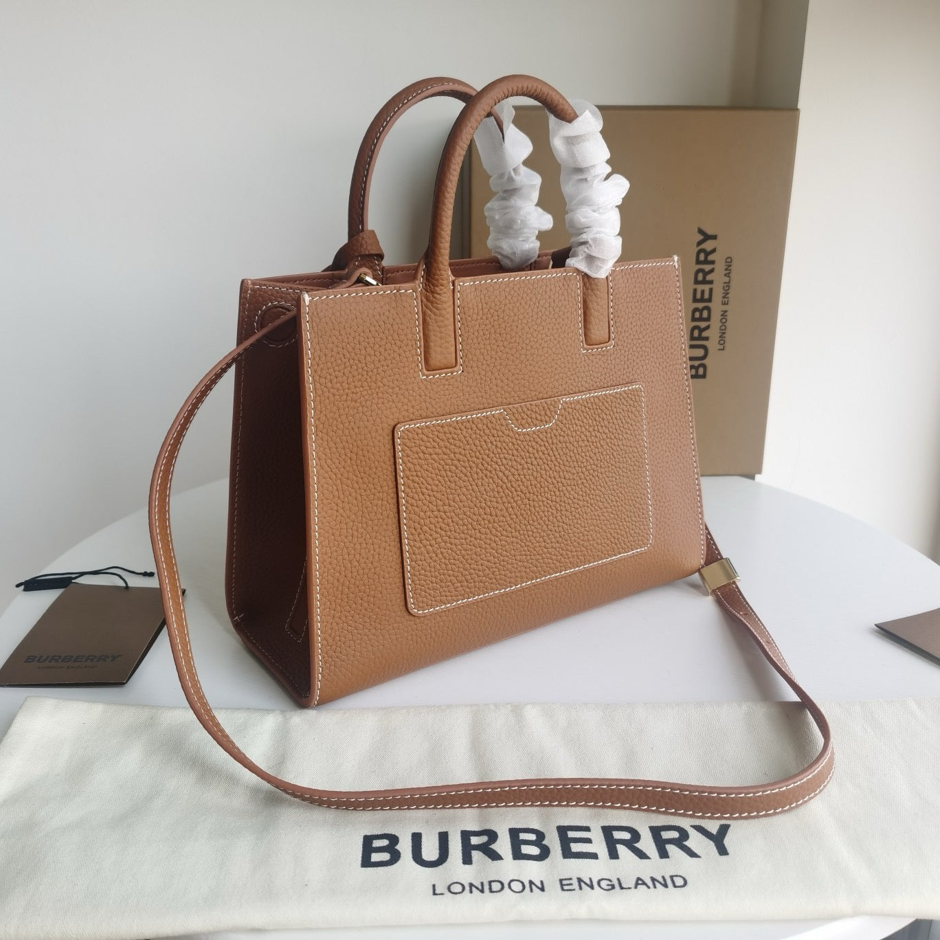 Braune und schwarze Tasche