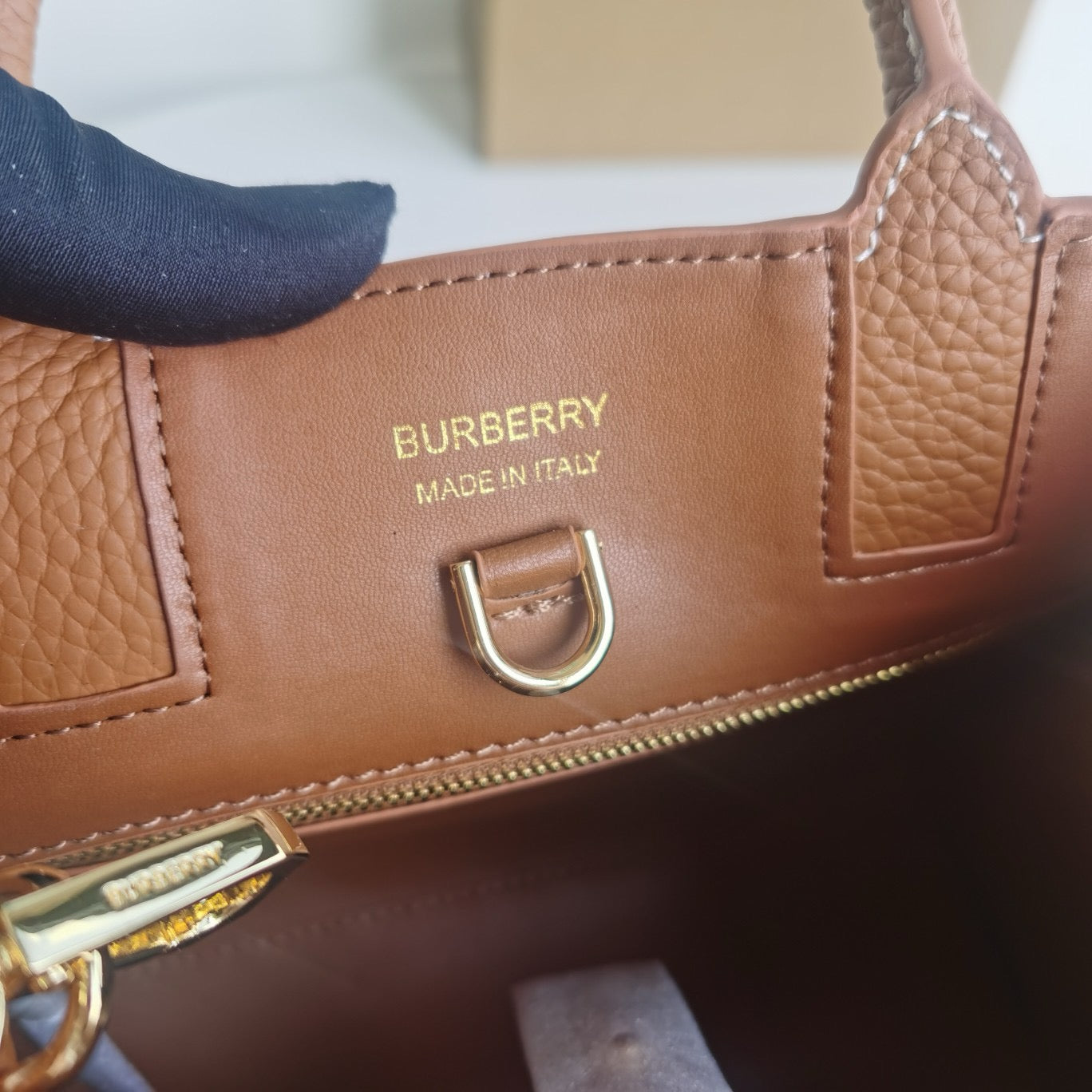 Braune und schwarze Tasche