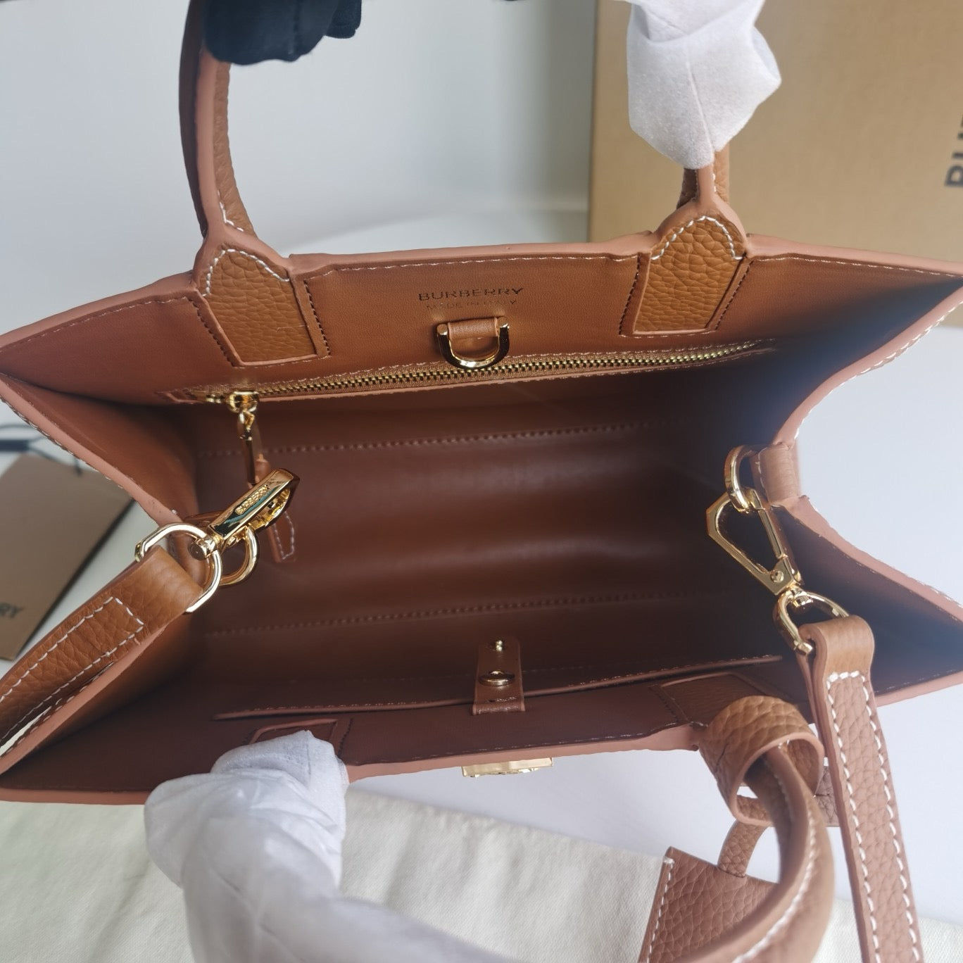 Braune und schwarze Tasche