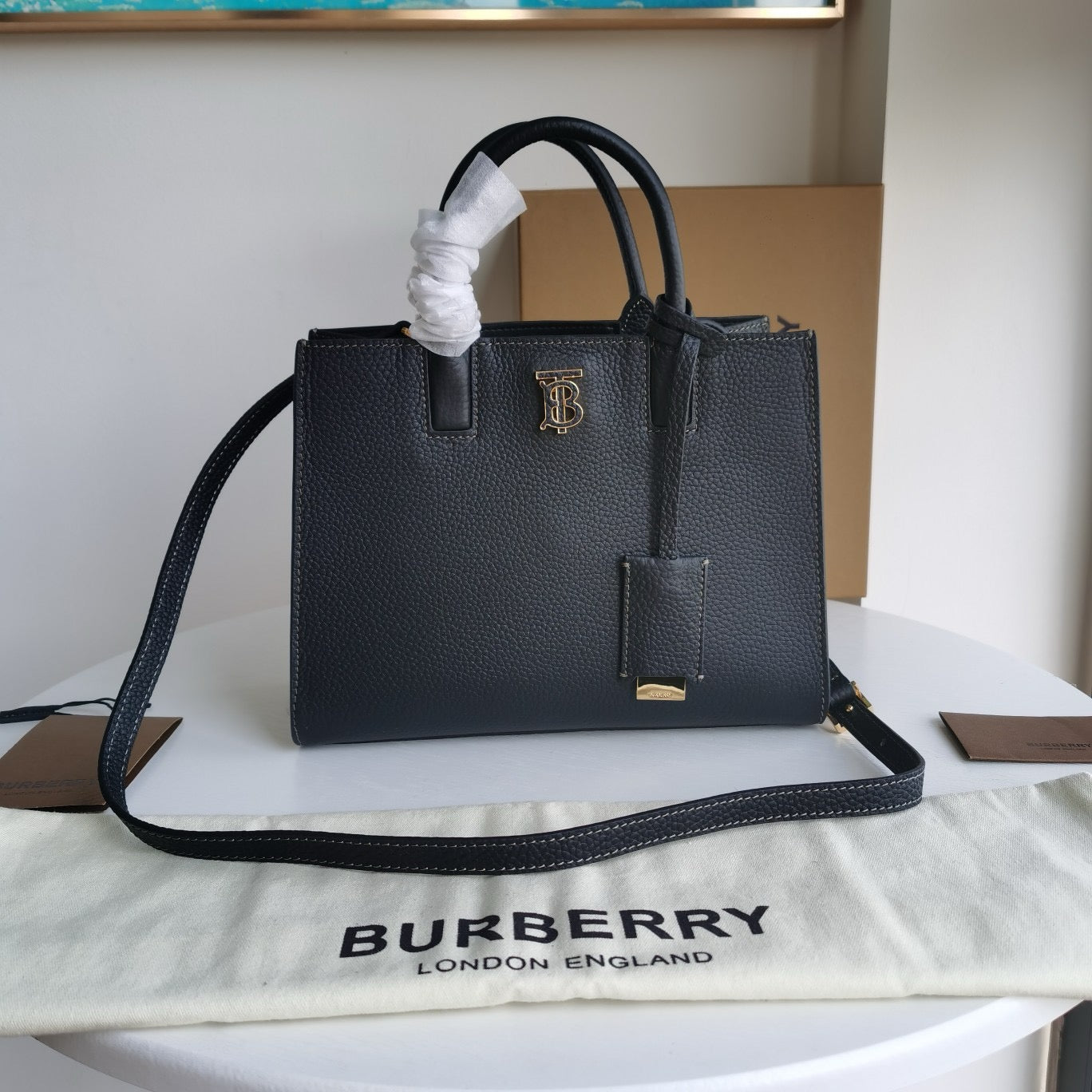 Braune und schwarze Tasche