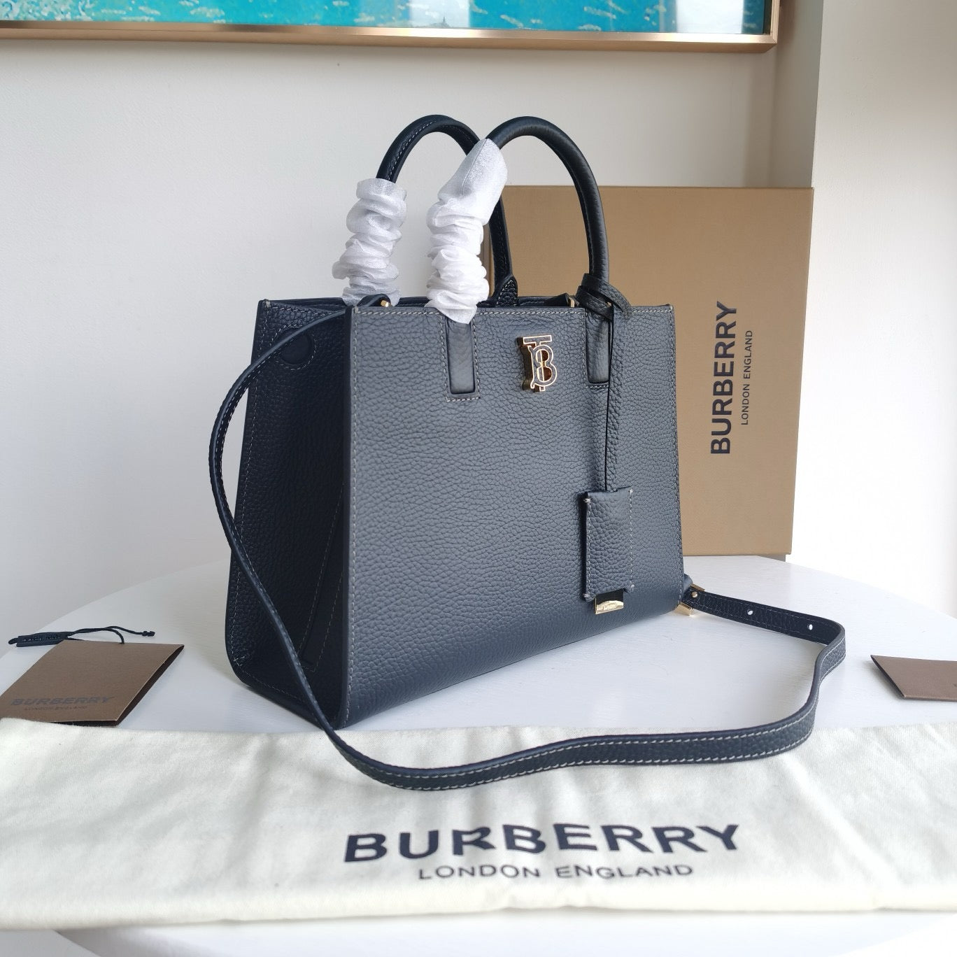Braune und schwarze Tasche