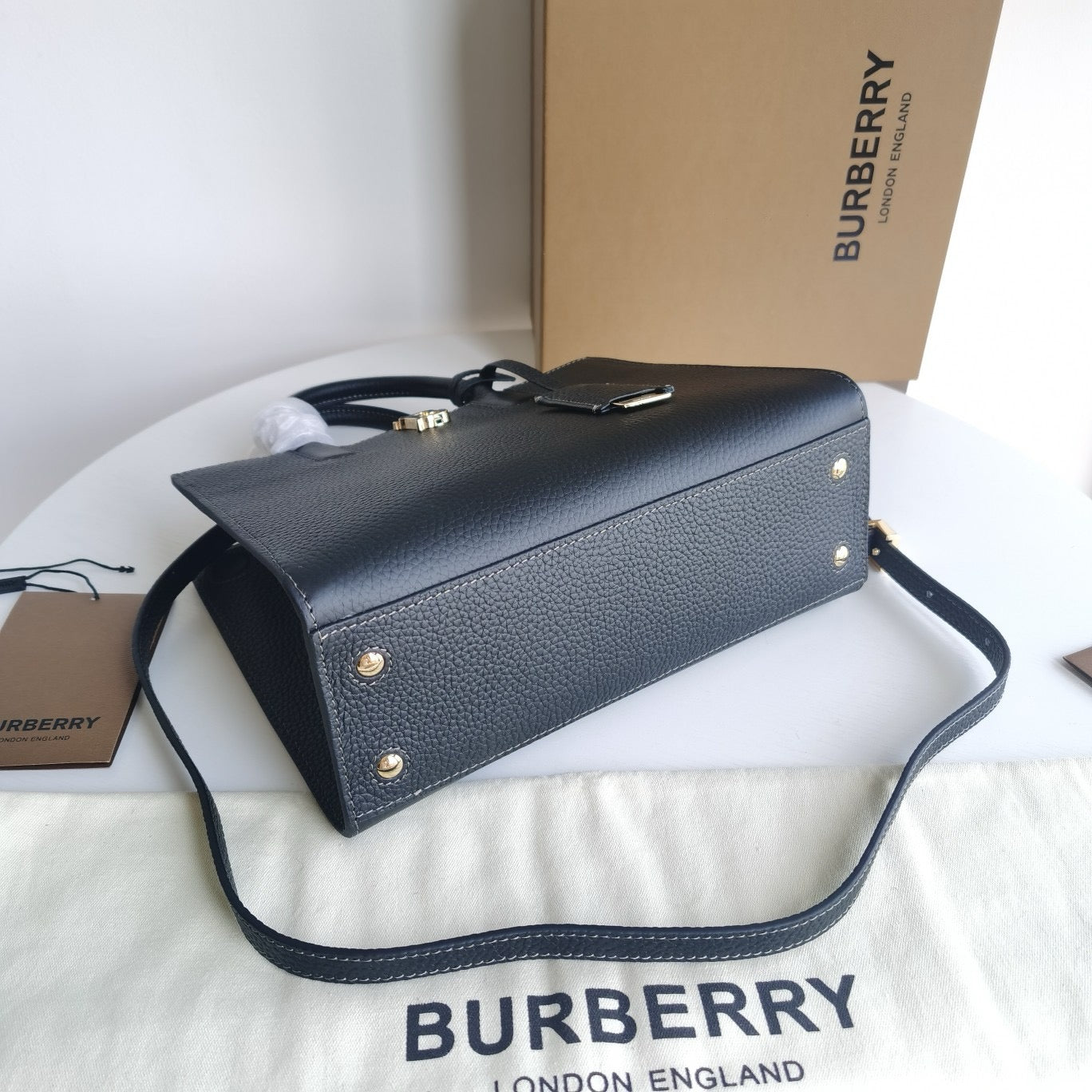 Braune und schwarze Tasche