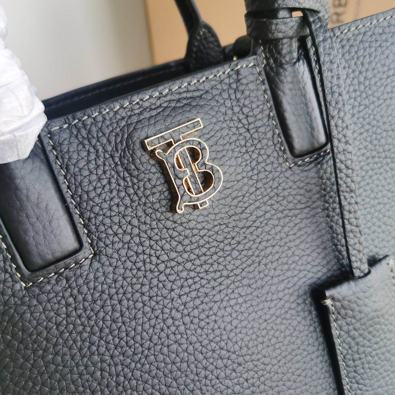 Braune und schwarze Tasche