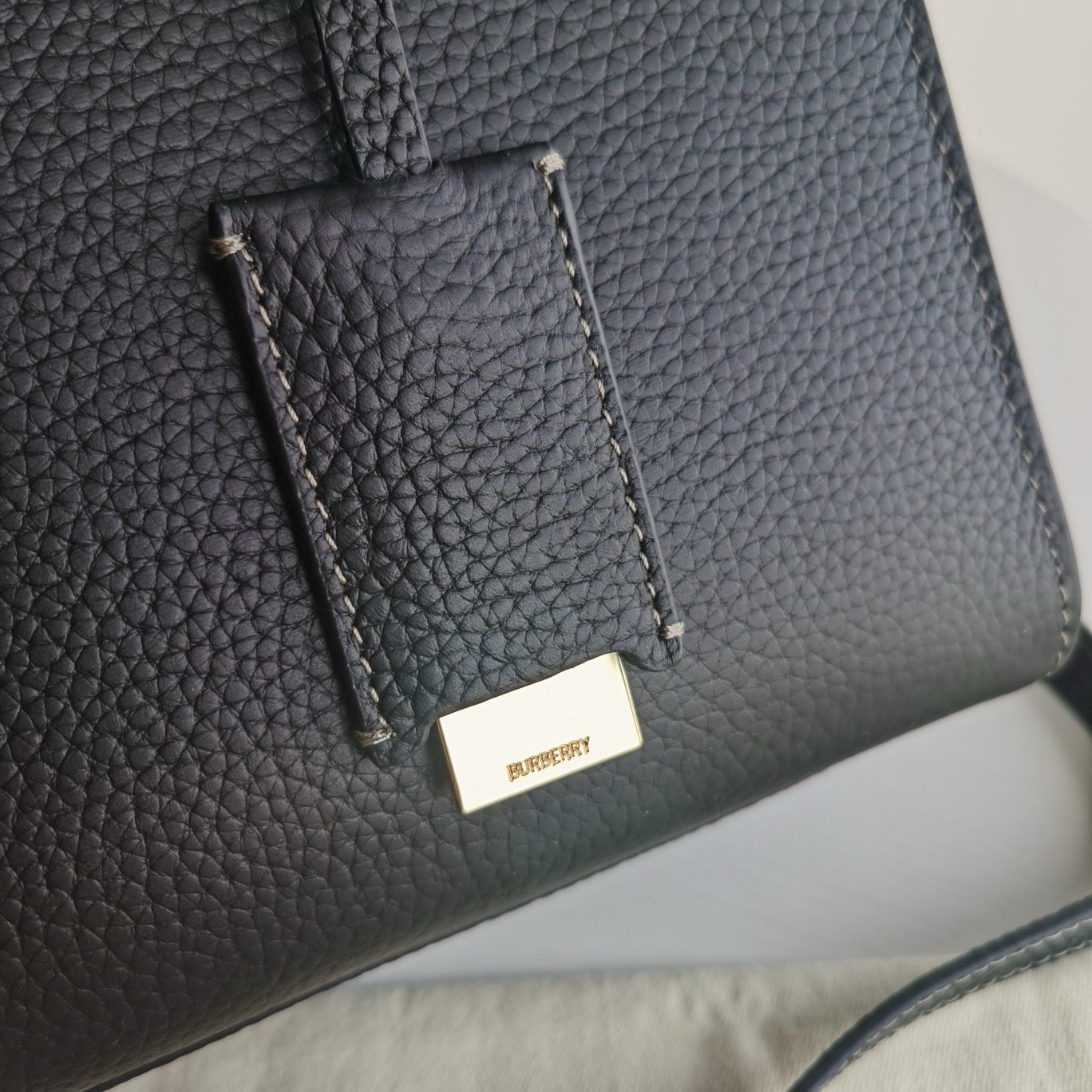 Braune und schwarze Tasche