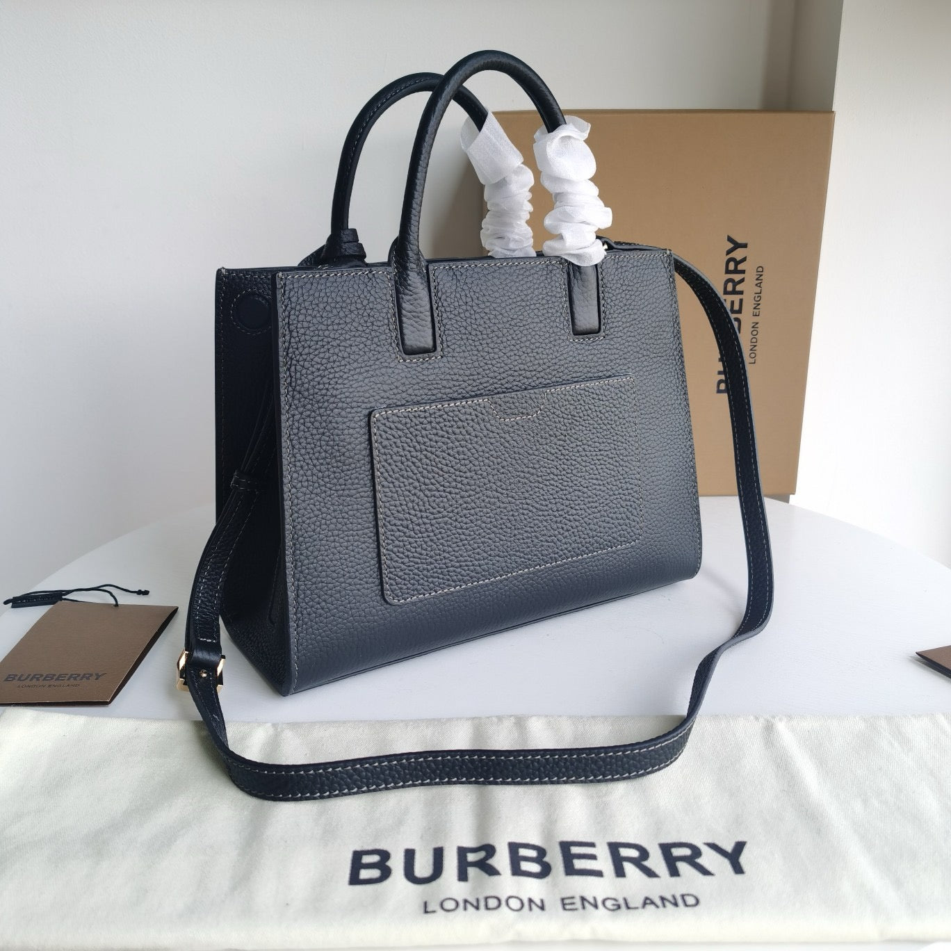 Braune und schwarze Tasche