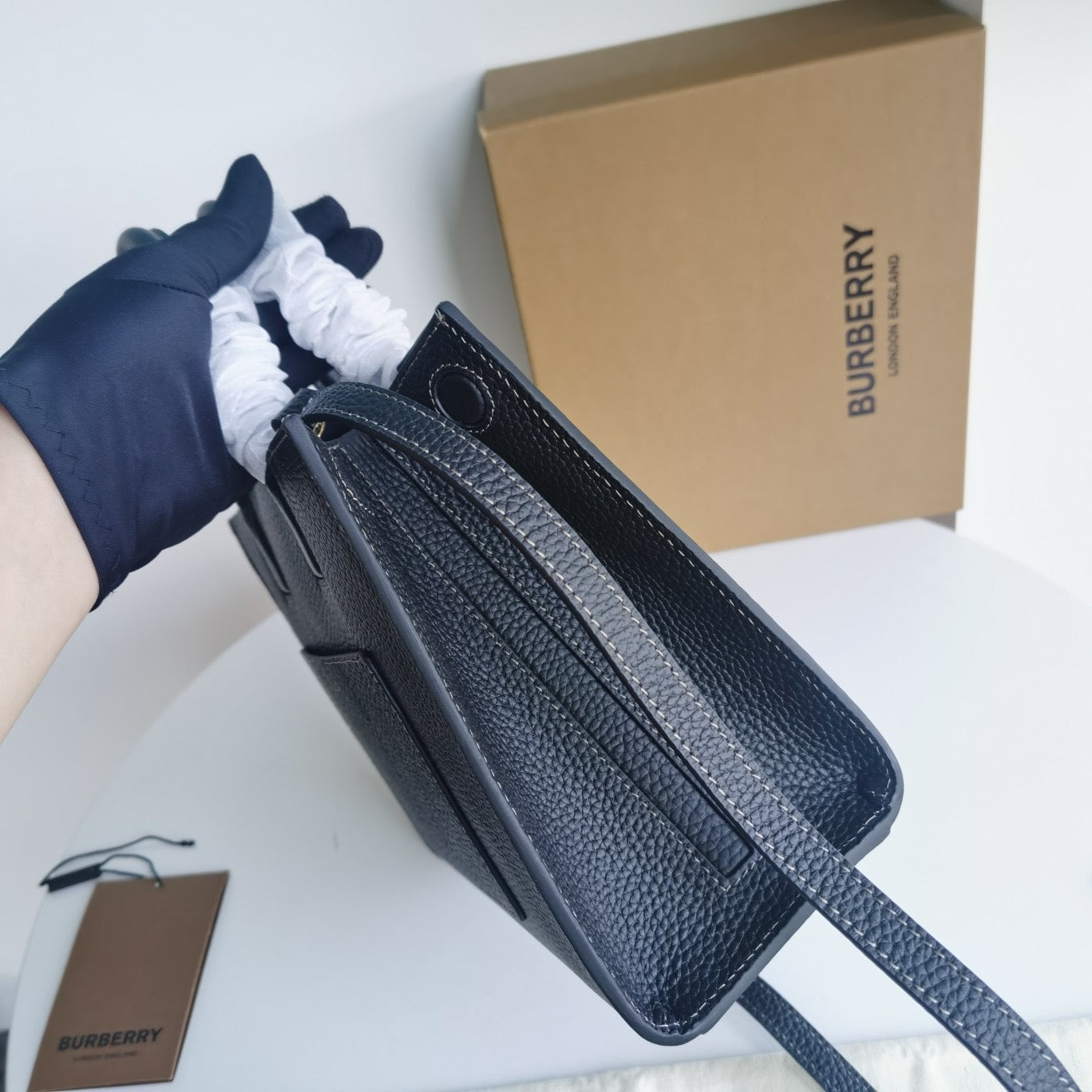 Braune und schwarze Tasche